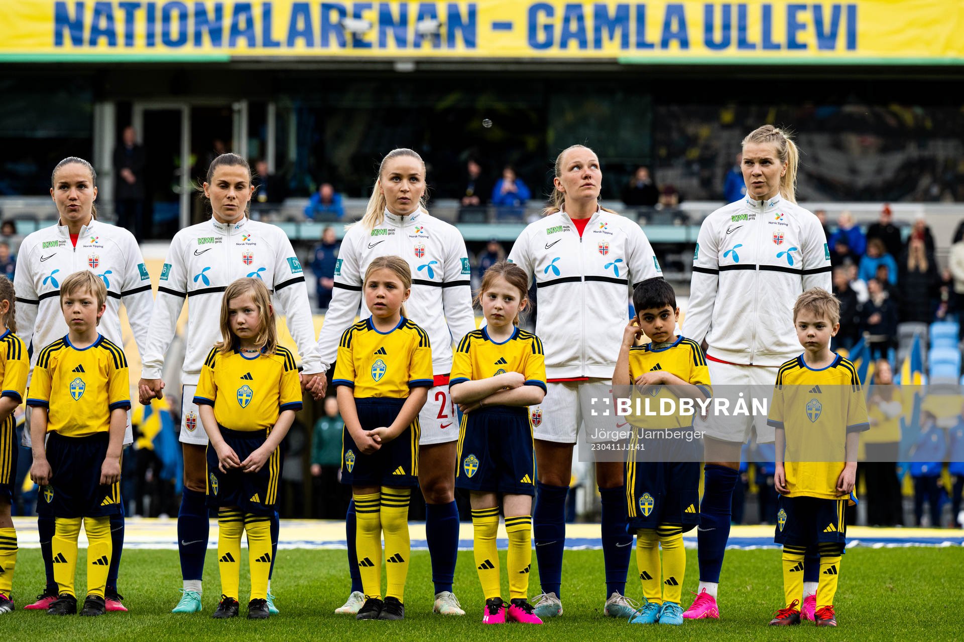 Norwegian football team with kids
