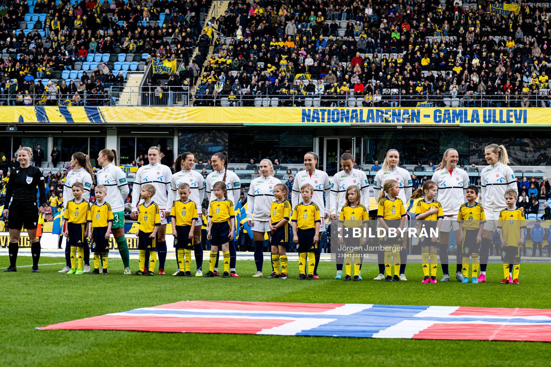 Norwegian football team with kids