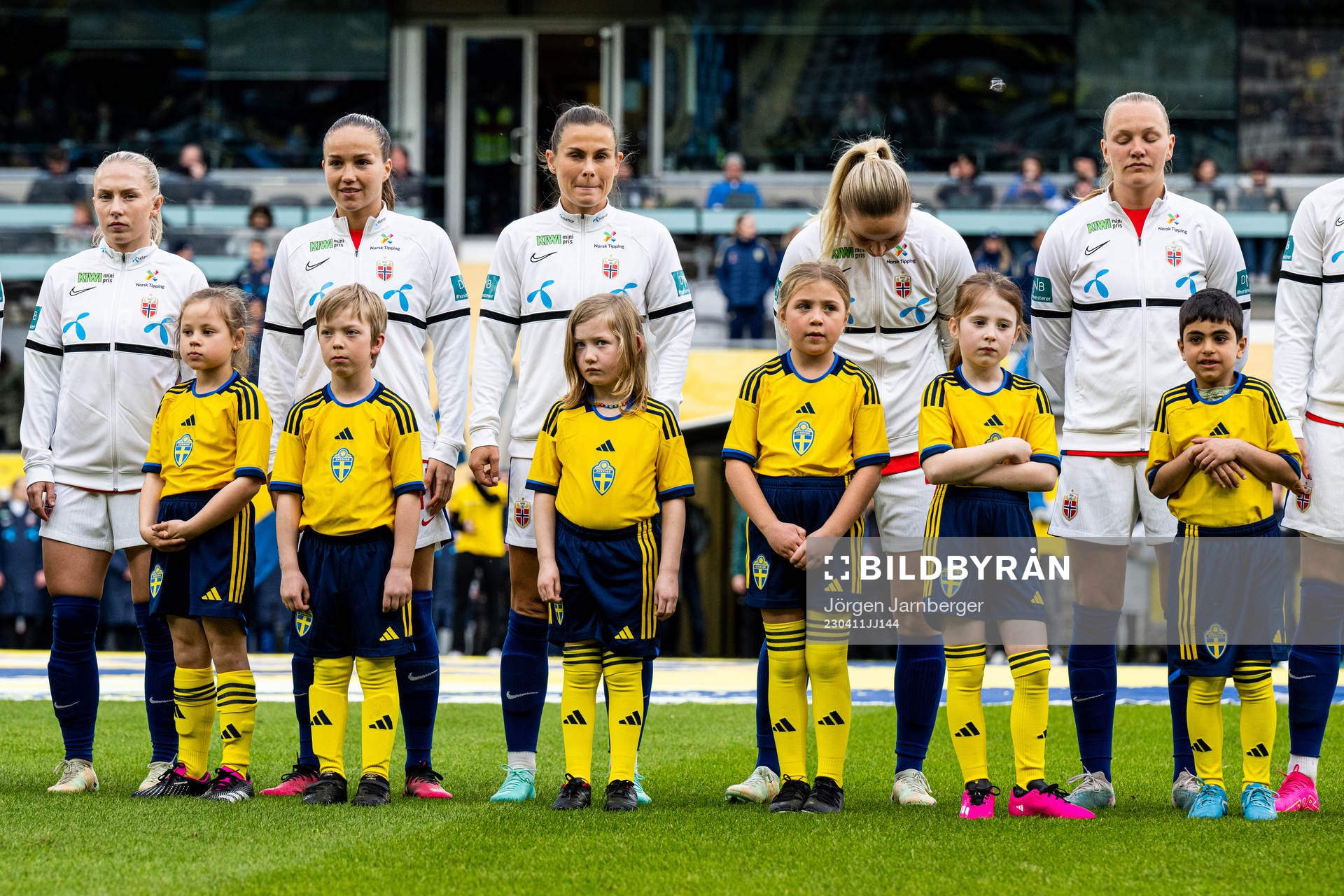 Norwegian football team with kids