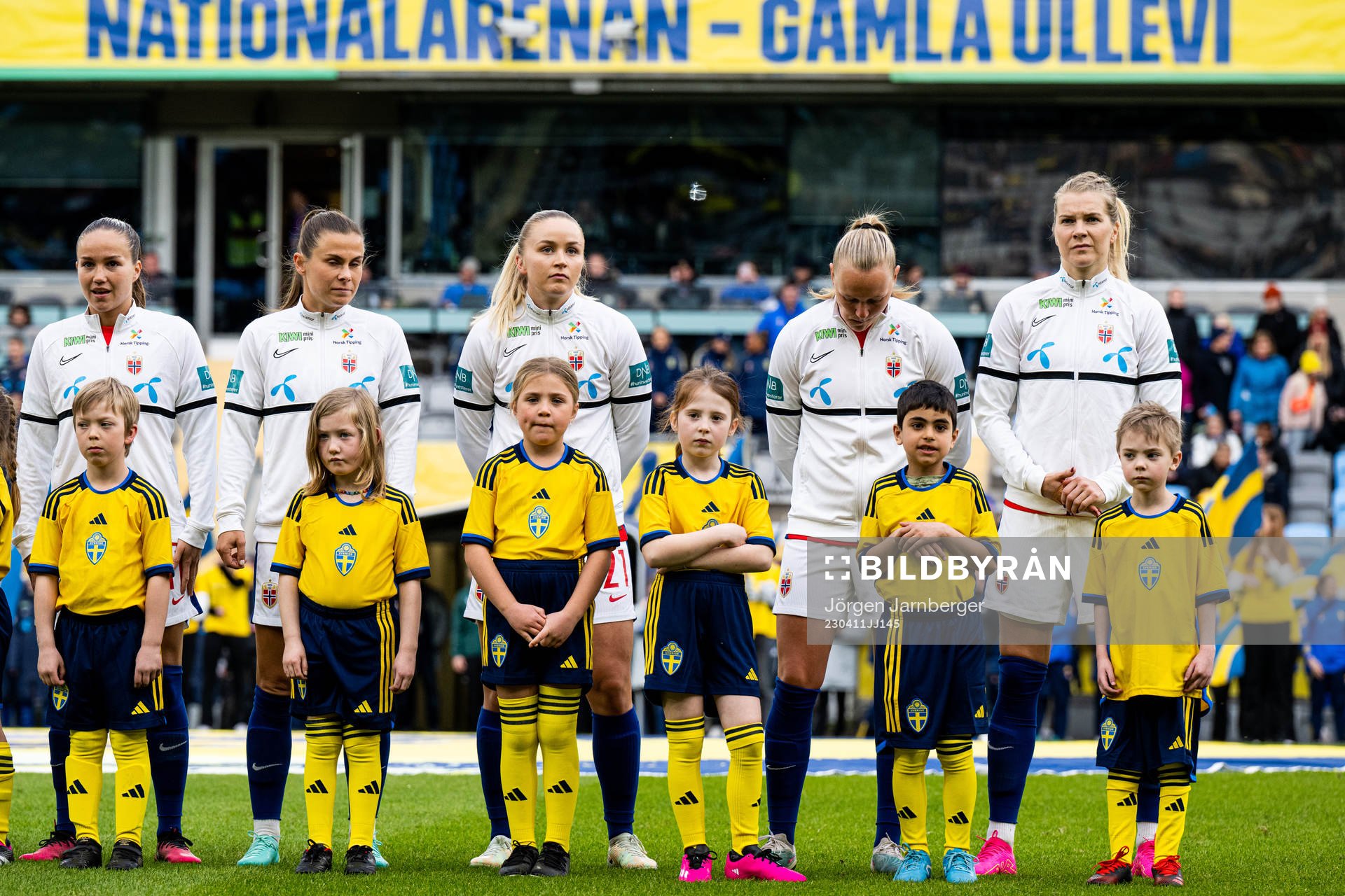 Norwegian football team with kids