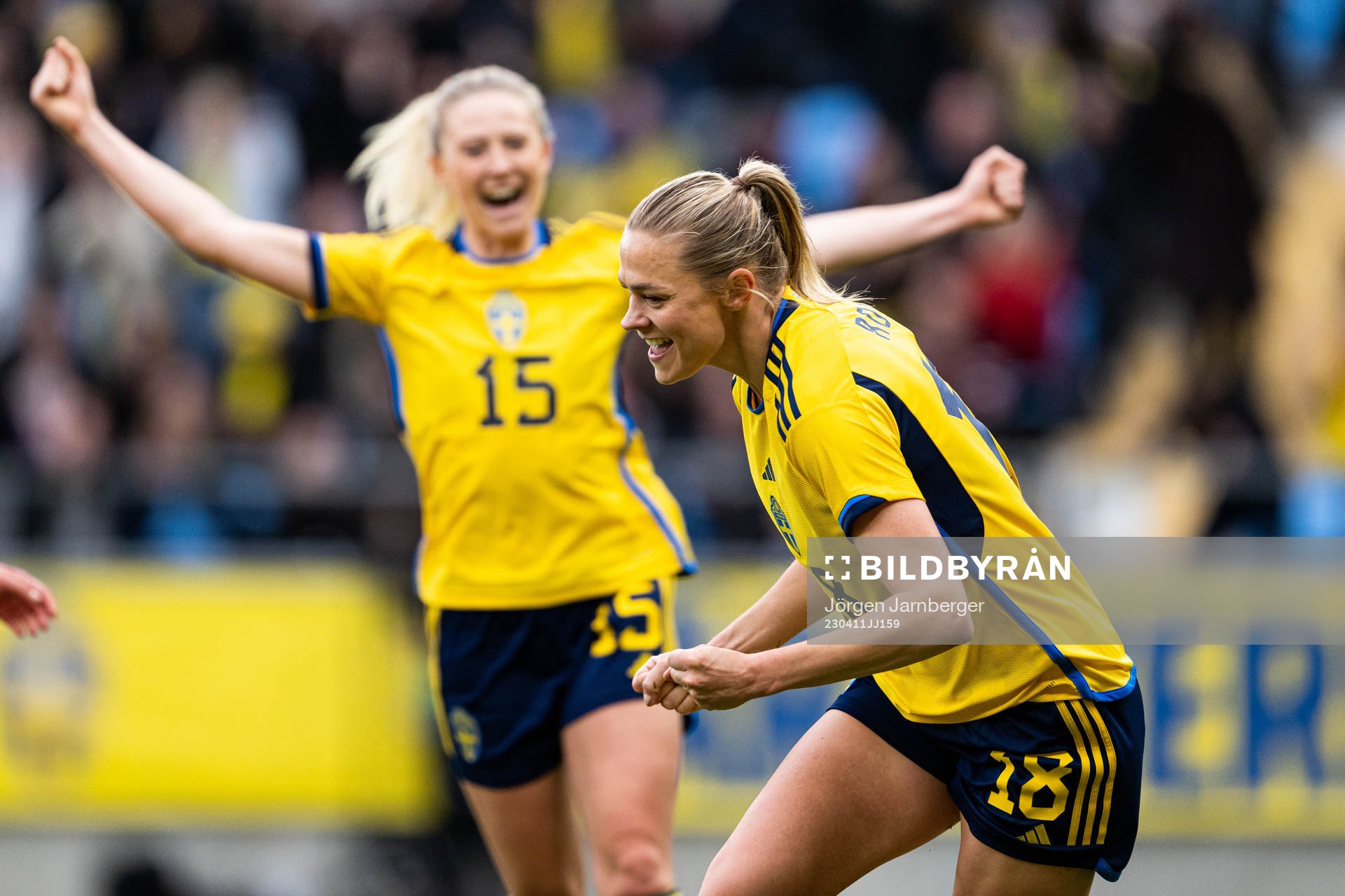 Fridolina Rolfö of Sweden celebrate 1-0