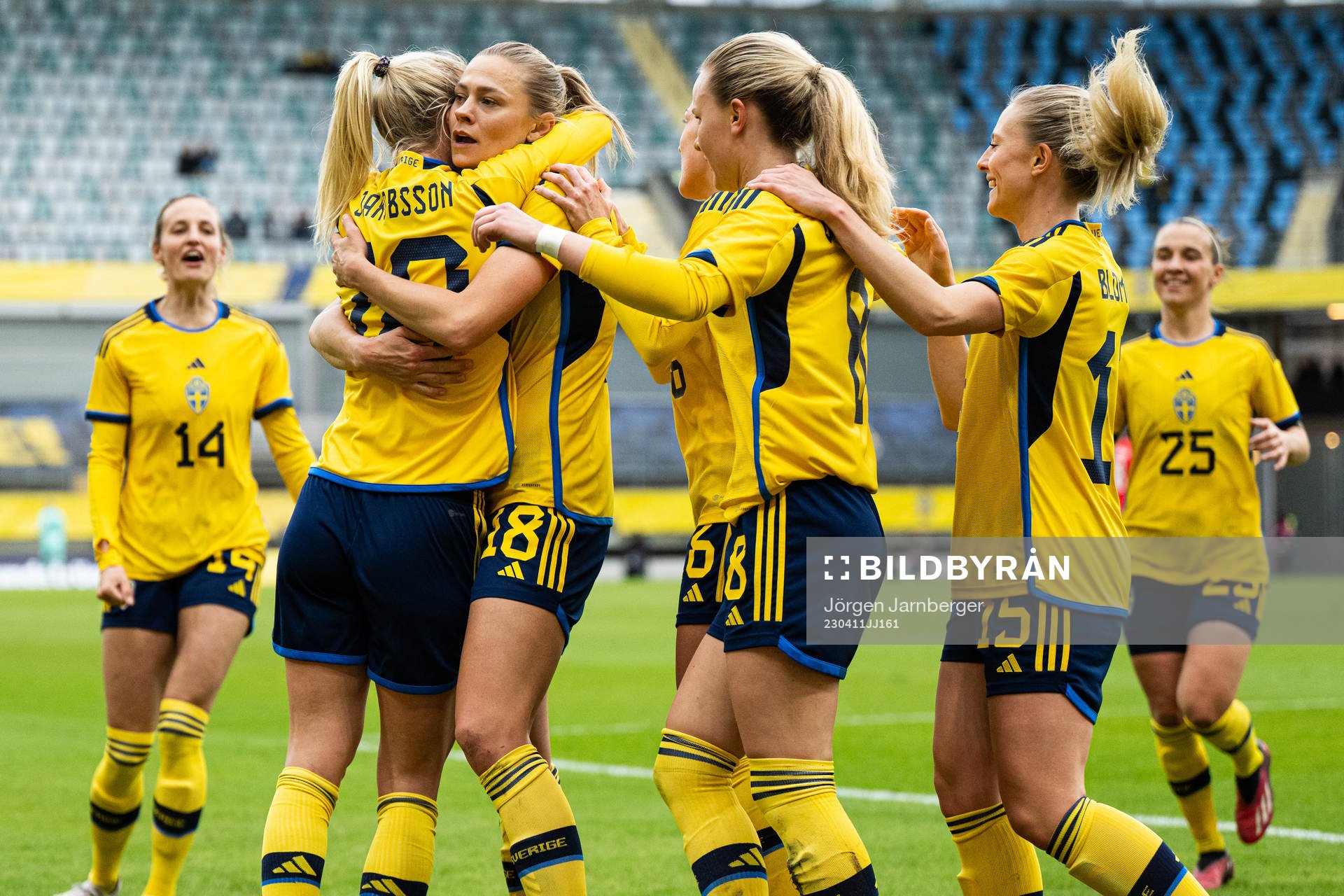 Fridolina Rolfö of Sweden celebrate 1-0
