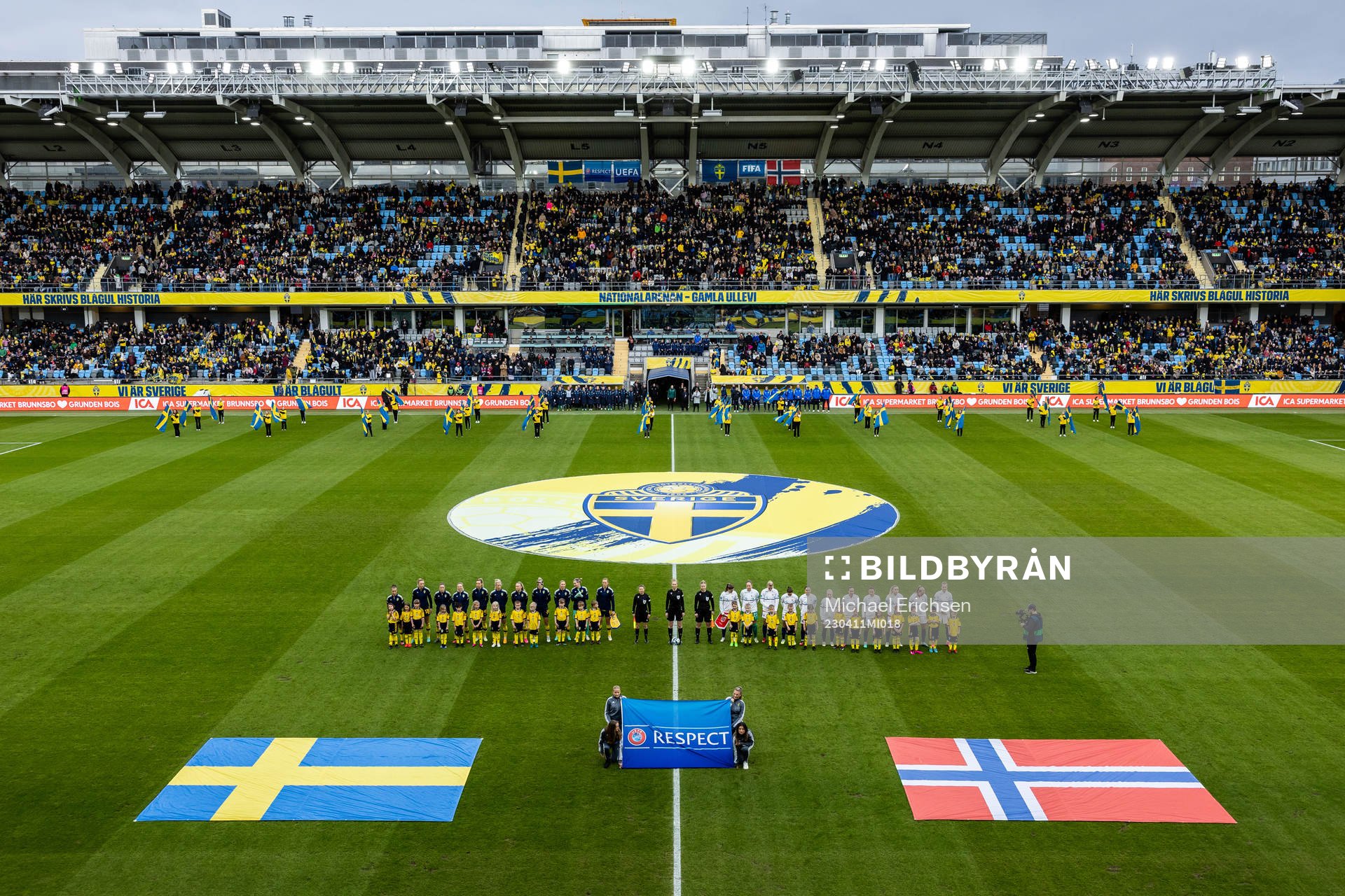 Players of Sweden and of Norway line up