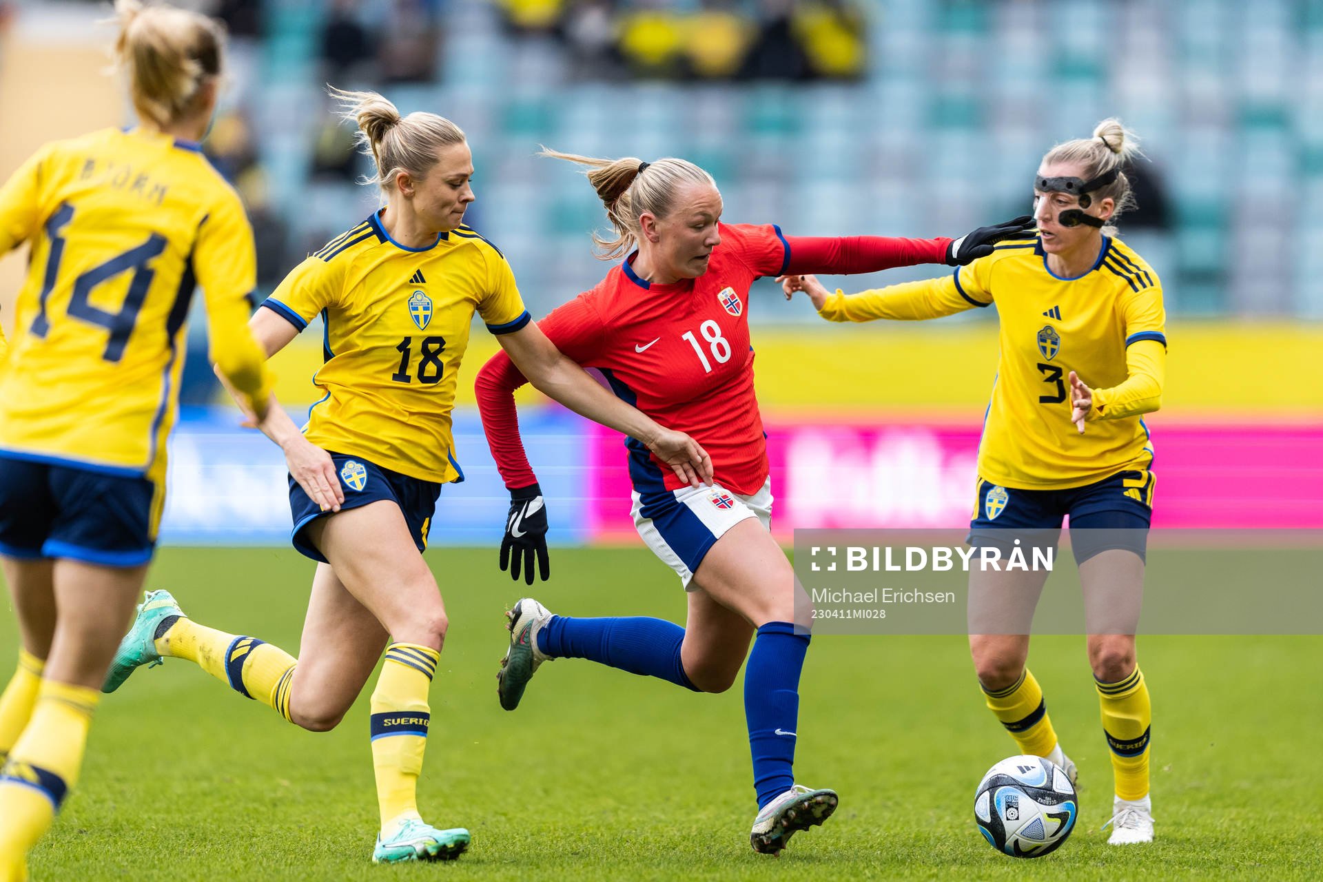 Fridolina Rolfö and Linda Sembrant of Sweden against Frida