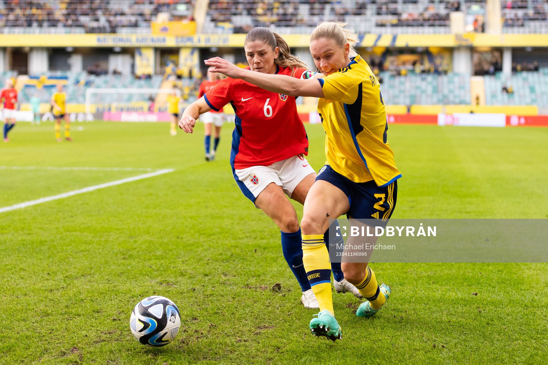 Maren Mjelde of Norway and Jonna Andersson of Sweden