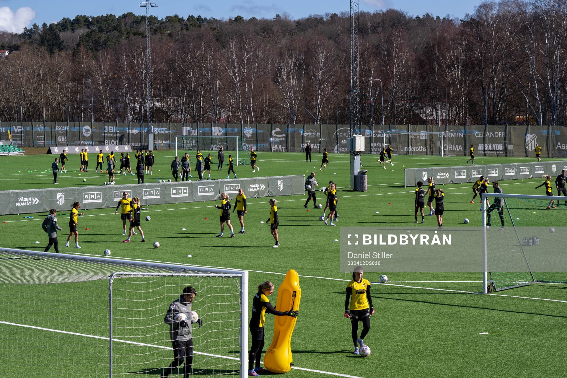 Dam- och herrlaget tränar bredvid varandra på Gothia Park