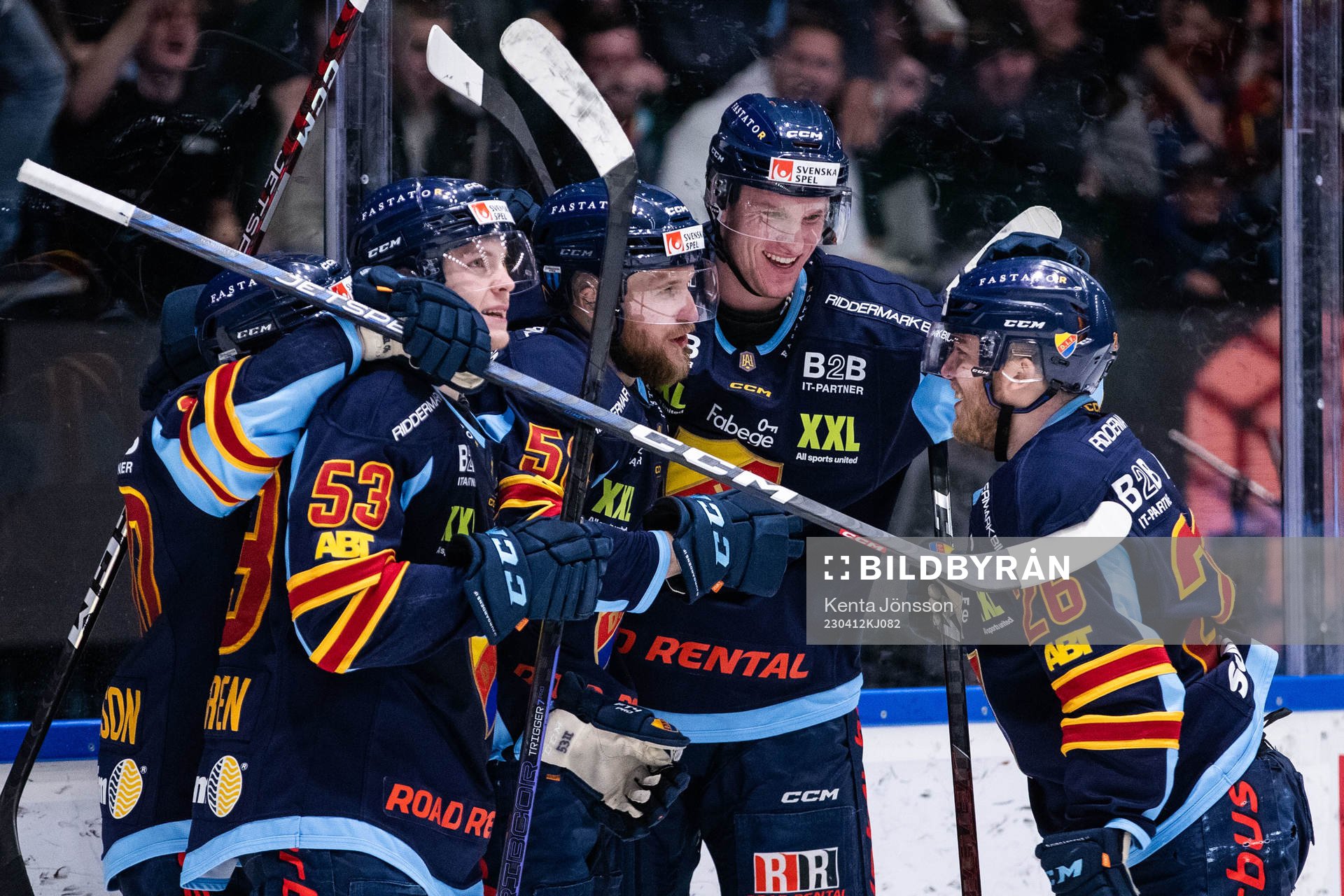 Djurgårdens Fredrik Forsberg jublar med lagkamrater