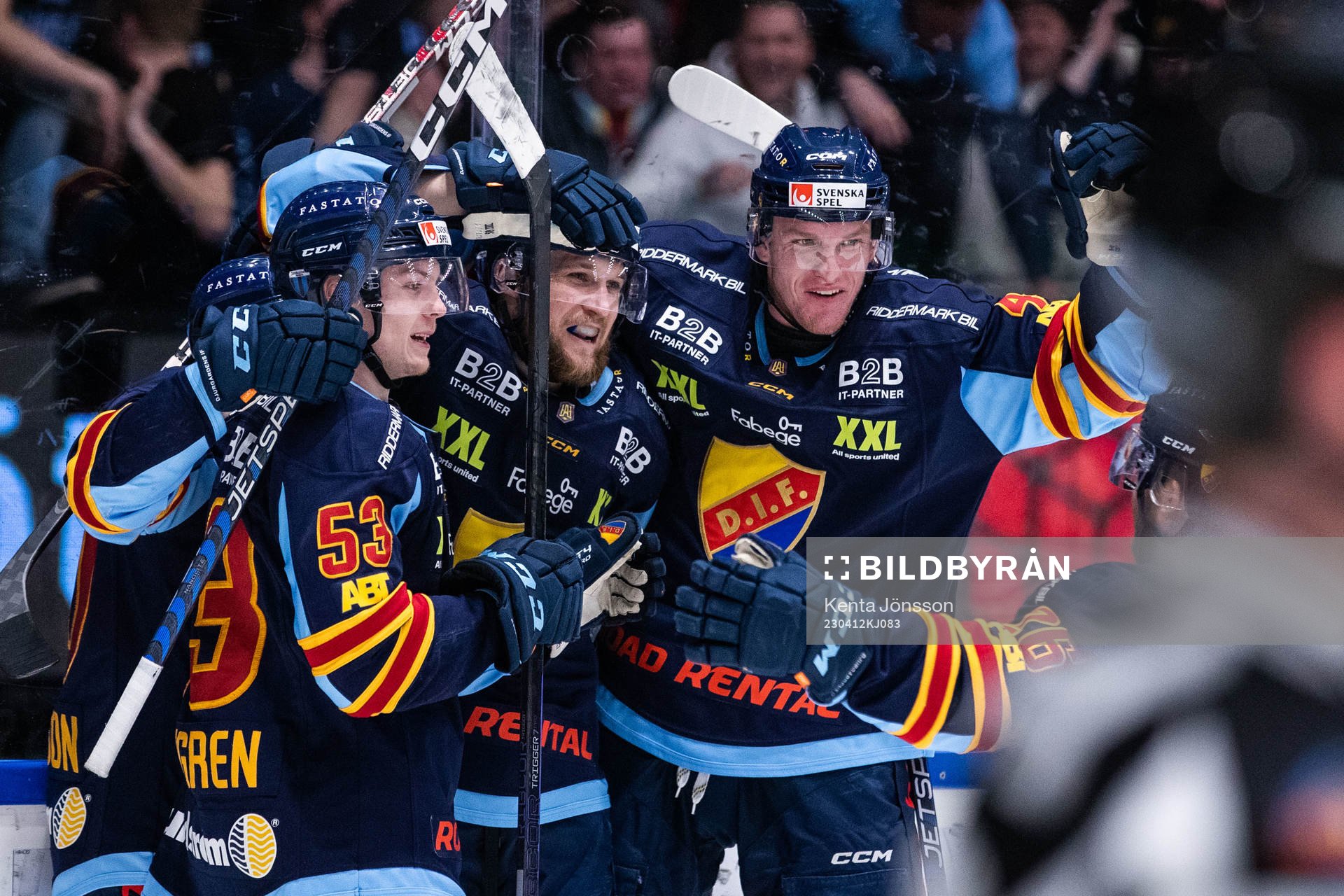 Djurgårdens Fredrik Forsberg jublar med lagkamrater