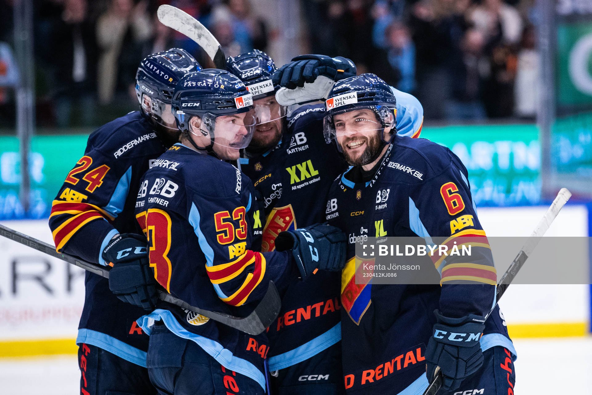 Djurgårdens Stefan Elliott jublar med lagkamrater