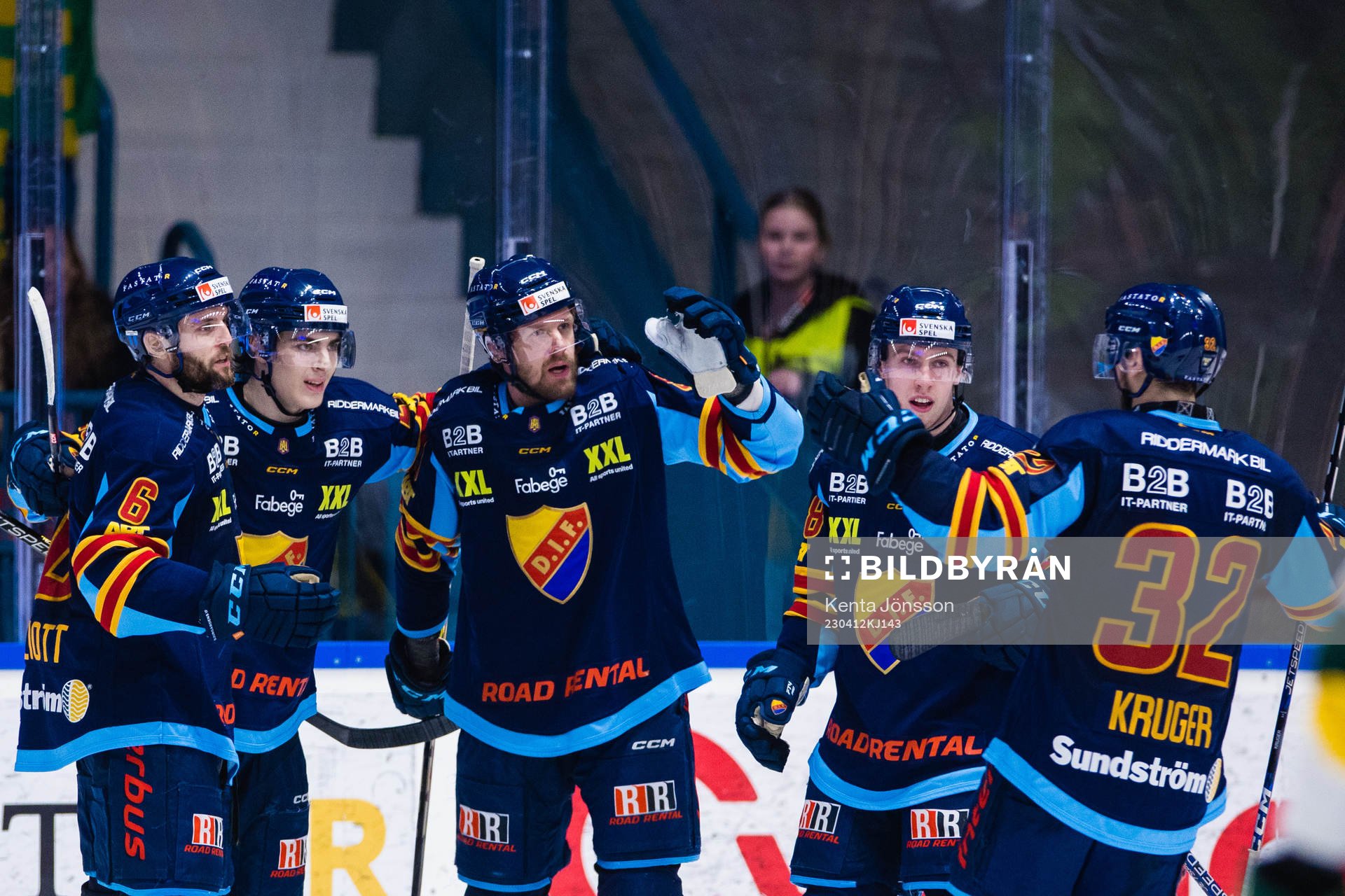 Djurgårdens Cameron Schilling jublar med Stefan Elliott