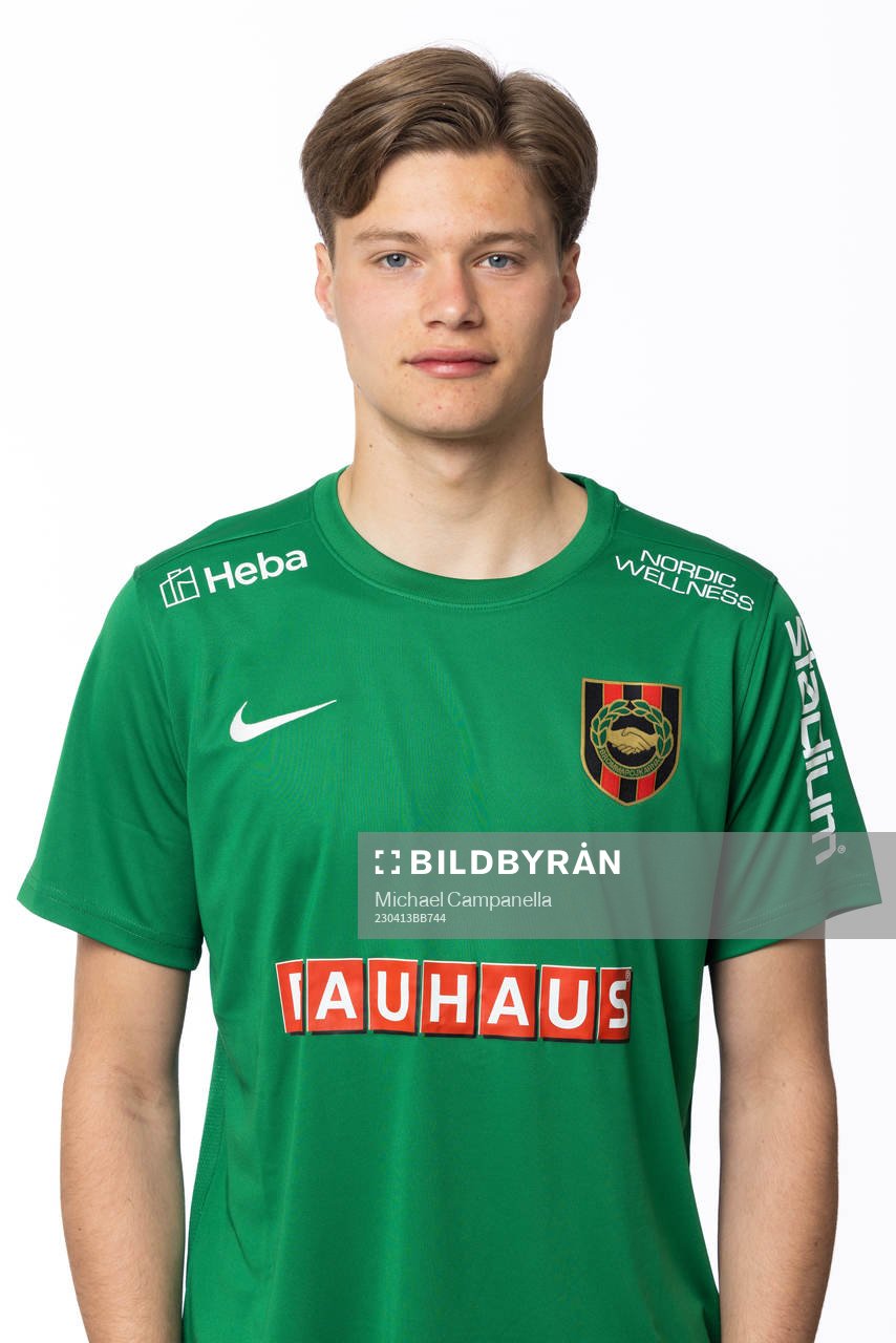 Brommapojkarnas Filip Sidklev poserar för ett porträtt under en fotografering den 13 april 2023 i Stockholm. 
