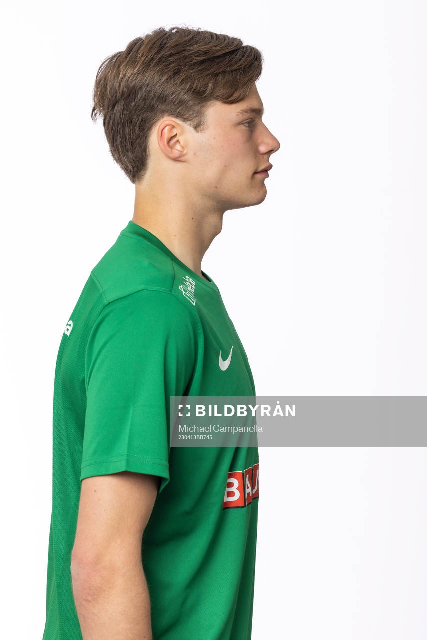 Brommapojkarnas Filip Sidklev poserar för ett porträtt under en fotografering den 13 april 2023 i Stockholm. 