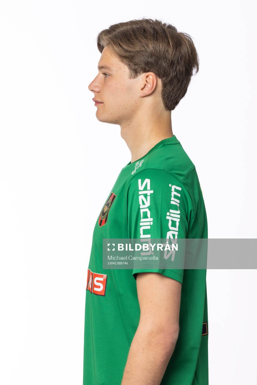 Brommapojkarnas Filip Sidklev poserar för ett porträtt under en fotografering den 13 april 2023 i Stockholm. 