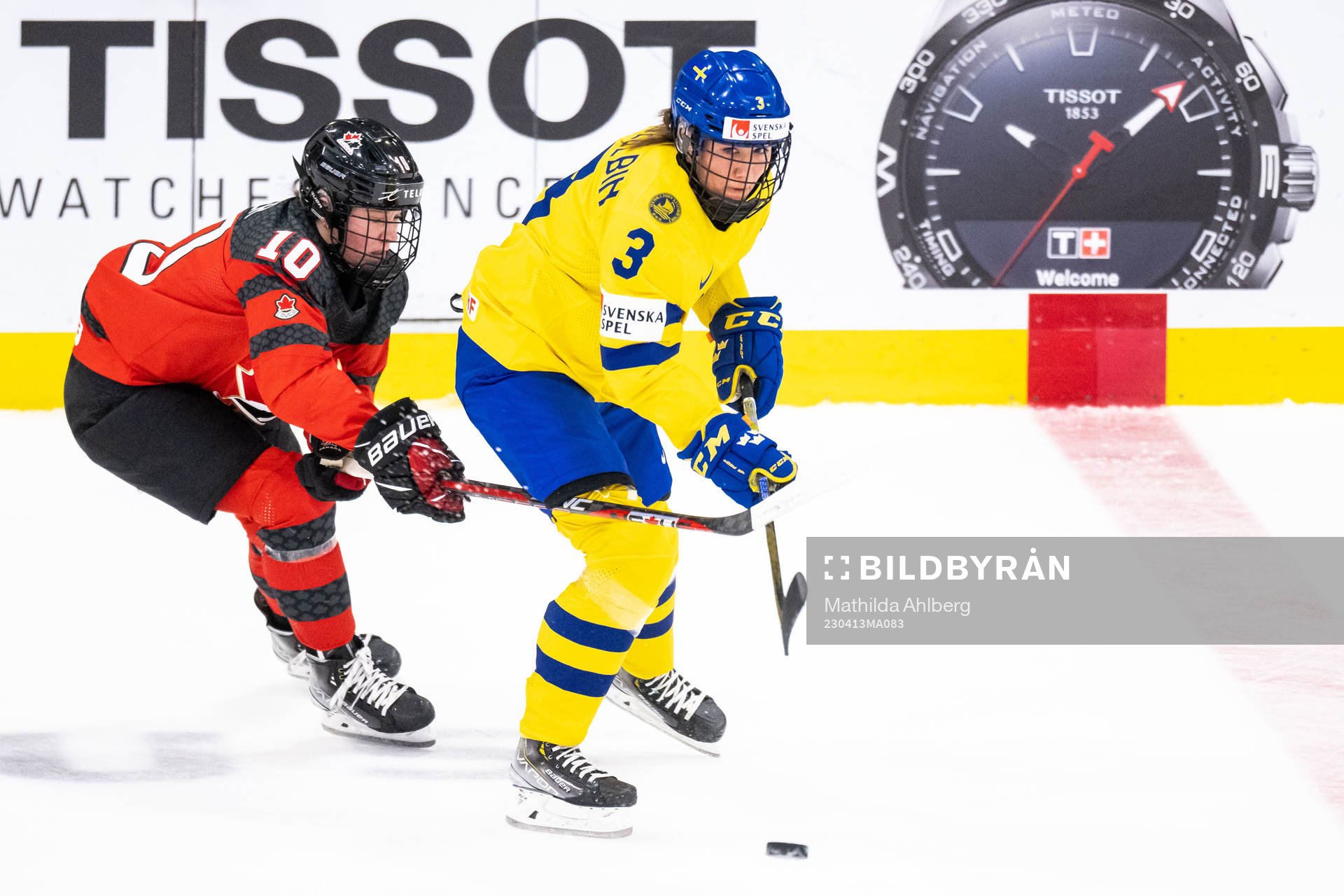 Sarah Fillier of Canada and Anna Kjellbin of Sweden