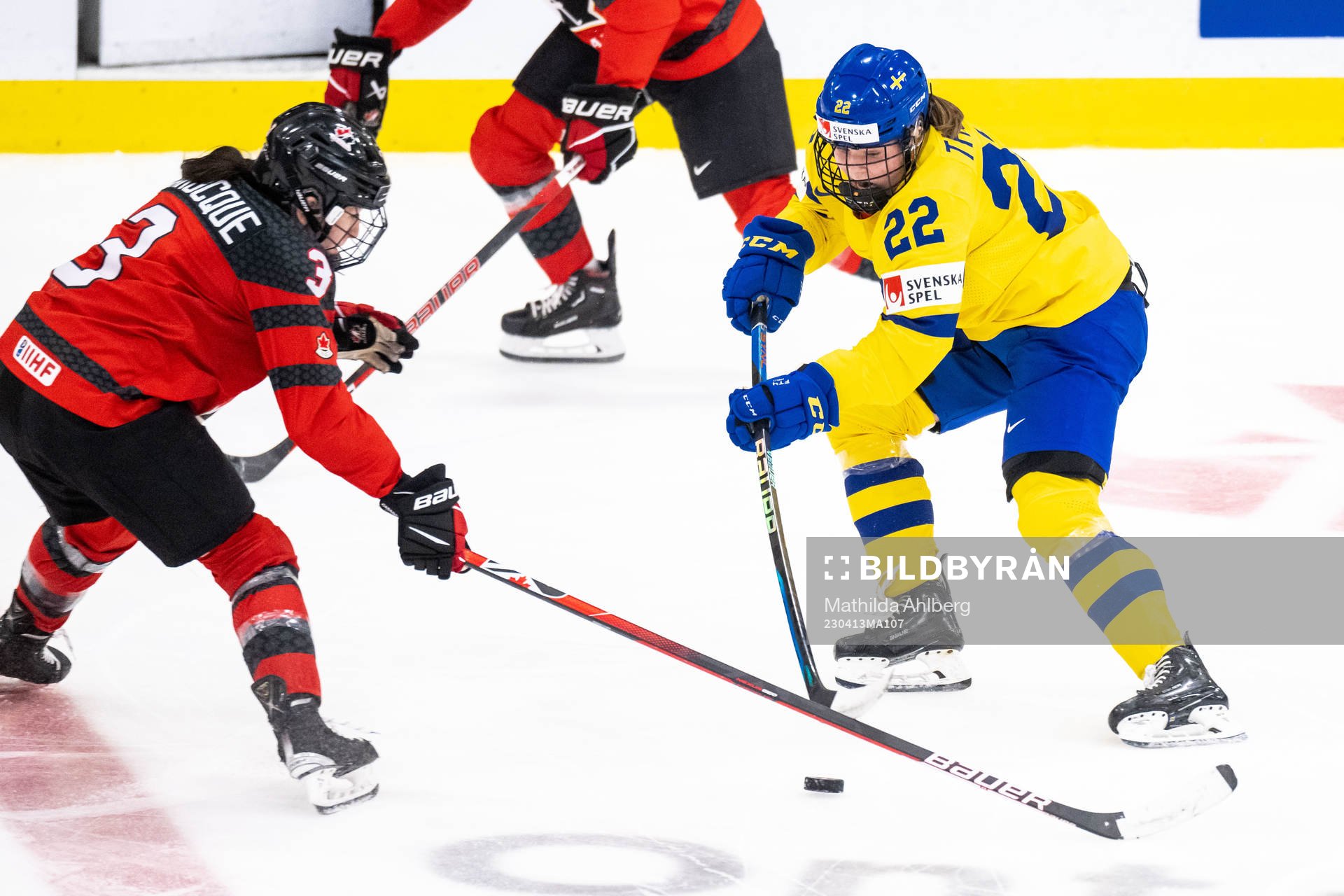 Jocelyne Larocque of Canada and Hanna Thuvik of Sweden