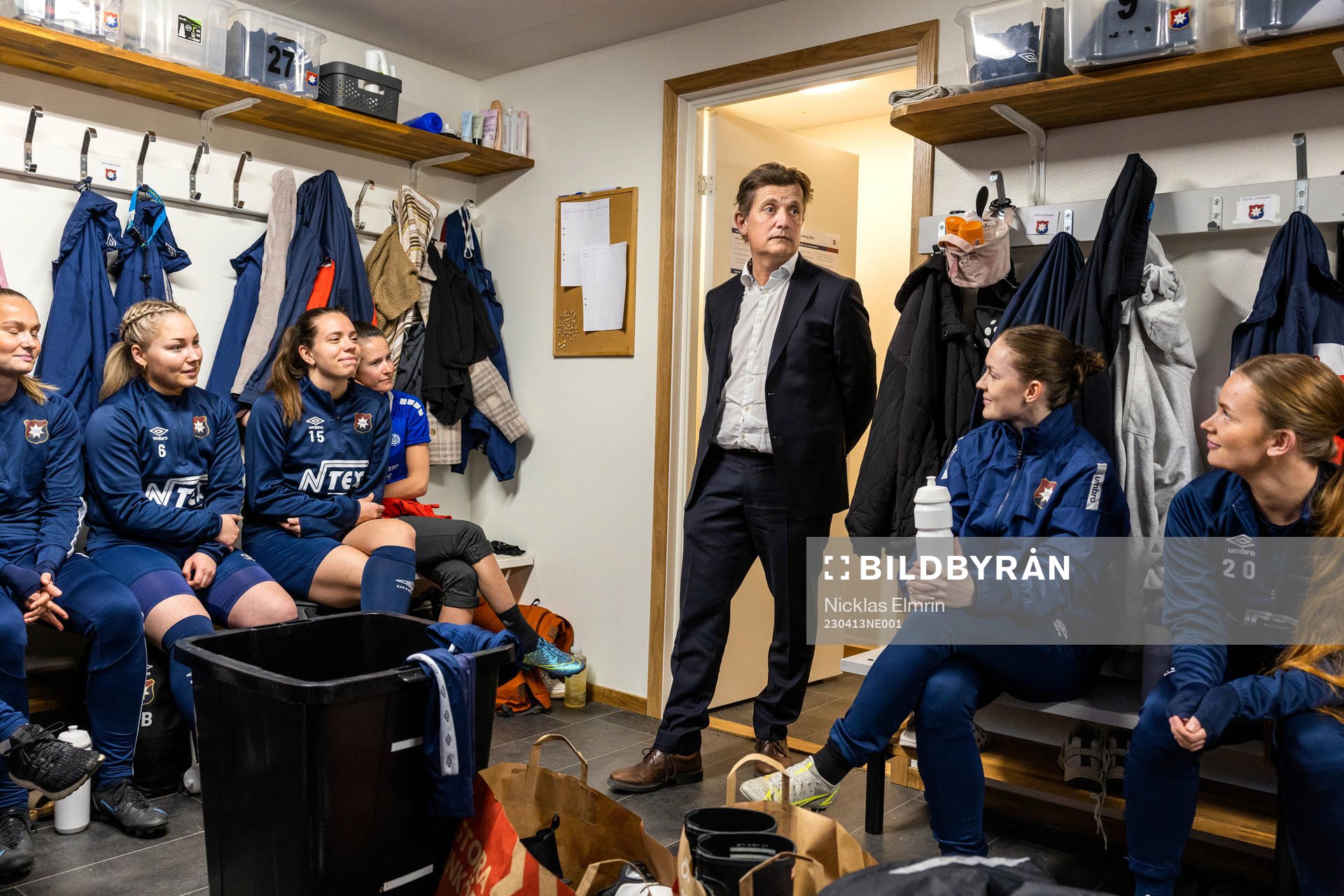Örgrytes ordförande Terje Johansson hälsar på damlaget inför en träning den 13 april 2023 i Göteborg. 