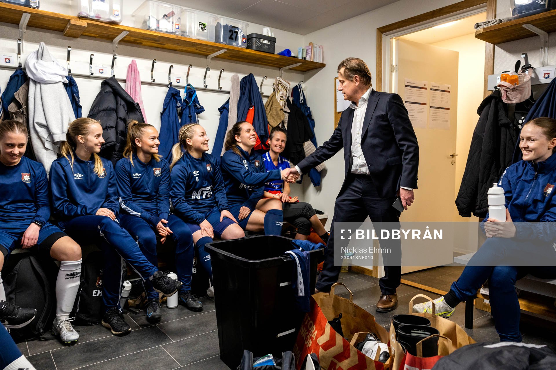 Örgrytes ordförande Terje Johansson hälsar på damlaget