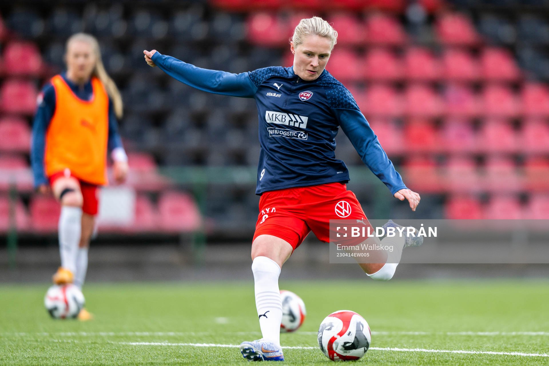 FC Rosengårds Emilia Larsson värmer upp
