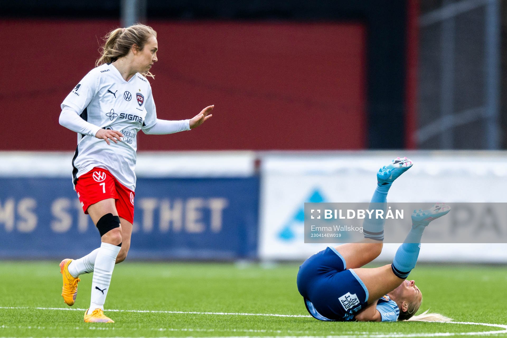 FC Rosengårds Fiona Brown och Djurgårdens Tove Almqvist har ont under fotbollsmatchen i Damallsvenskan mellan Djurgården och FC Rosengård den 14 april 2023 i Stockholm.