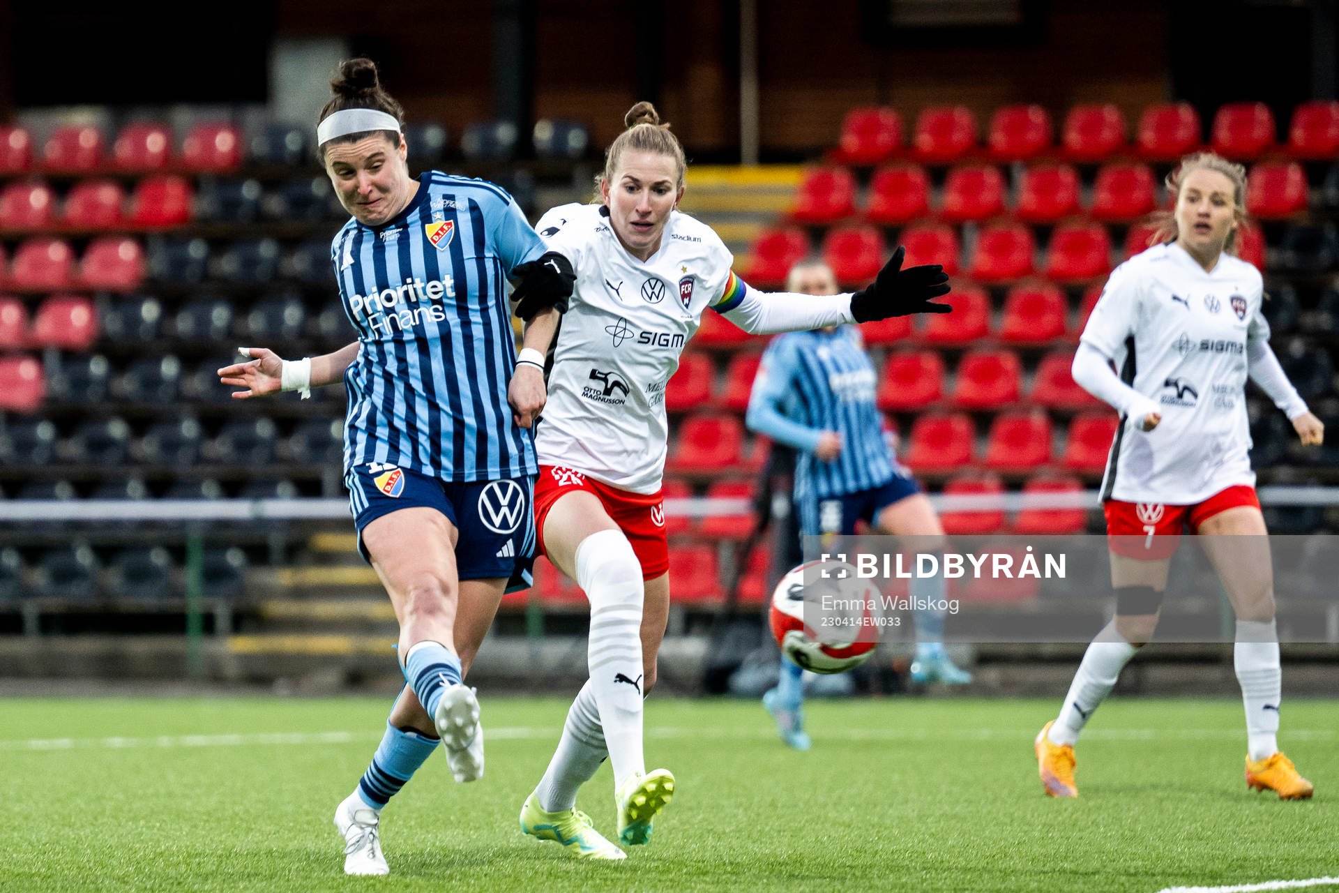Djurgårdens Hayley Dowd och FC Rosengårds Emma Berglund