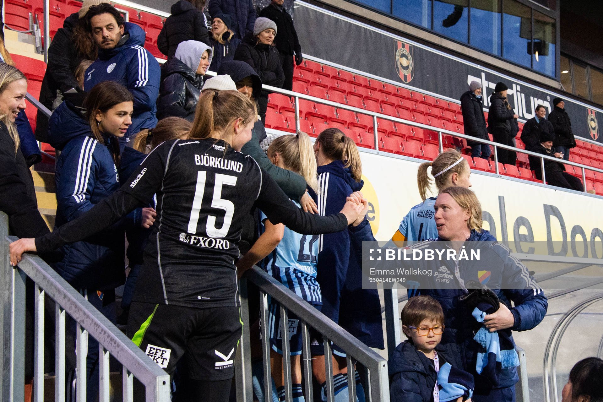Djurgårdens målvakt Elvira Björklund och målvakt Hedvig Lindahl jublar efter fotbollsmatchen i Damallsvenskan mellan Djurgården och FC Rosengård den 14 april 2023 i Stockholm.