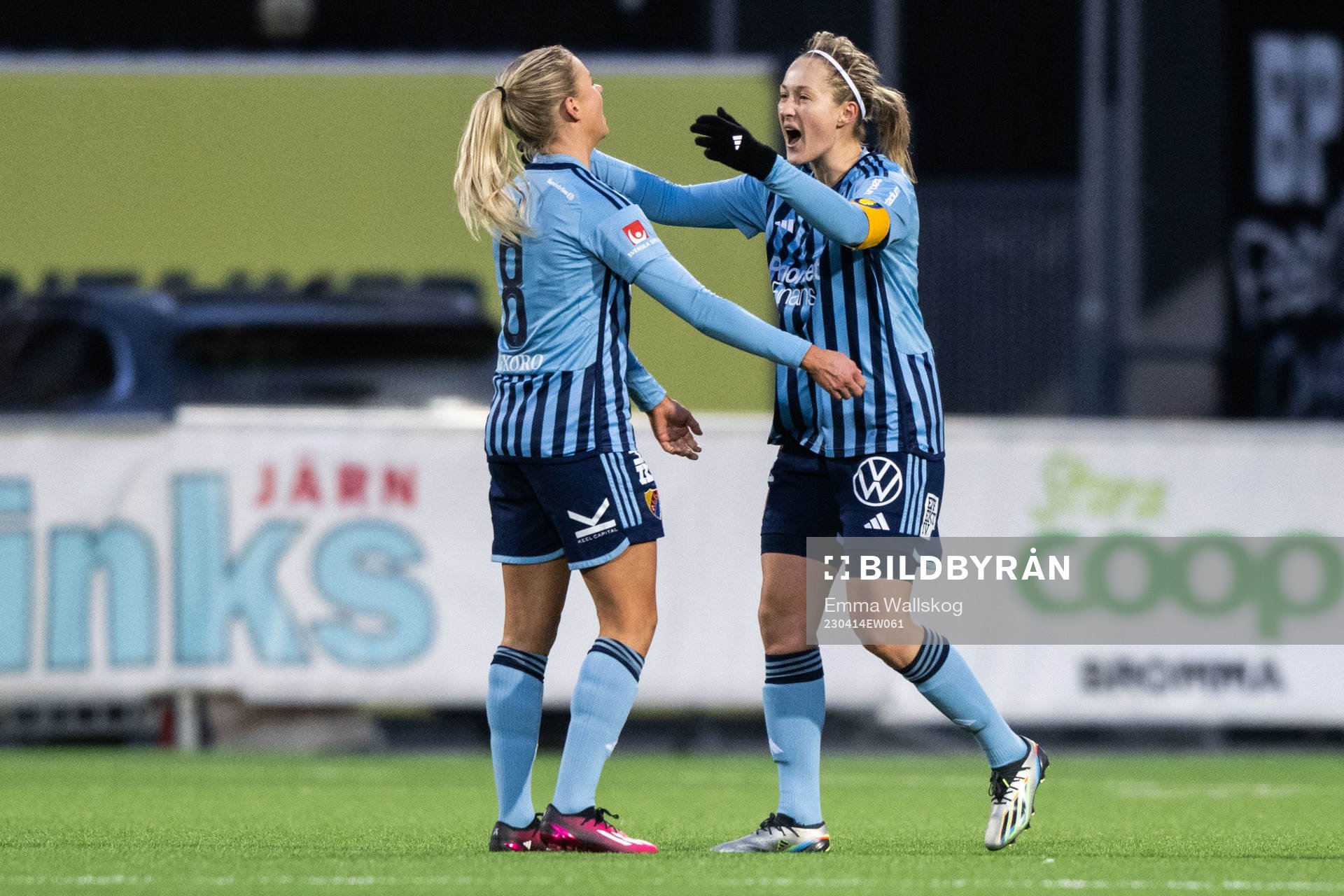 Djurgårdens Nellie Lilja och Sanna Kullberg jublar efter fotbollsmatchen i Damallsvenskan mellan Djurgården och FC Rosengård den 14 april 2023 i Stockholm.