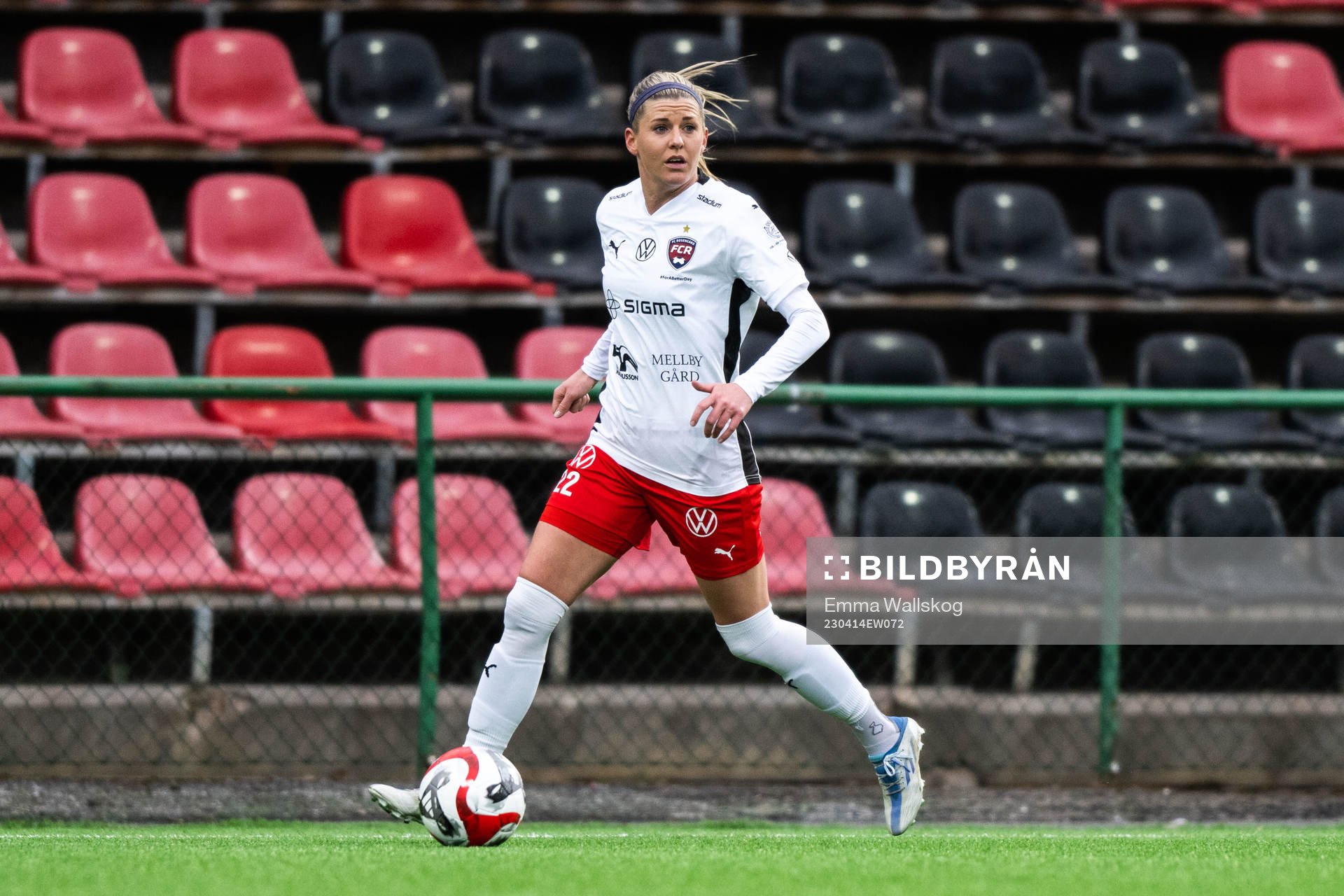 FC Rosengårds Olivia Schough under fotbollsmatchen i Damallsvenskan mellan Djurgården och FC Rosengård den 14 april 2023 i Stockholm.