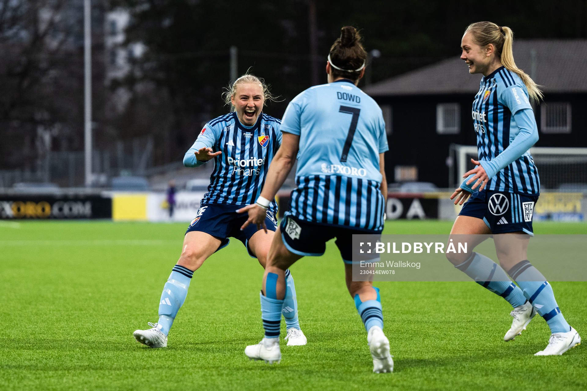 Djurgårdens Hayley Dowd jublar med Stinalisa Johansson och