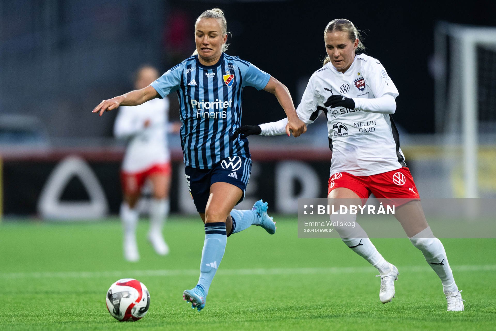 Djurgårdens Tove Almqvist och FC Rosengårds Ria Noora