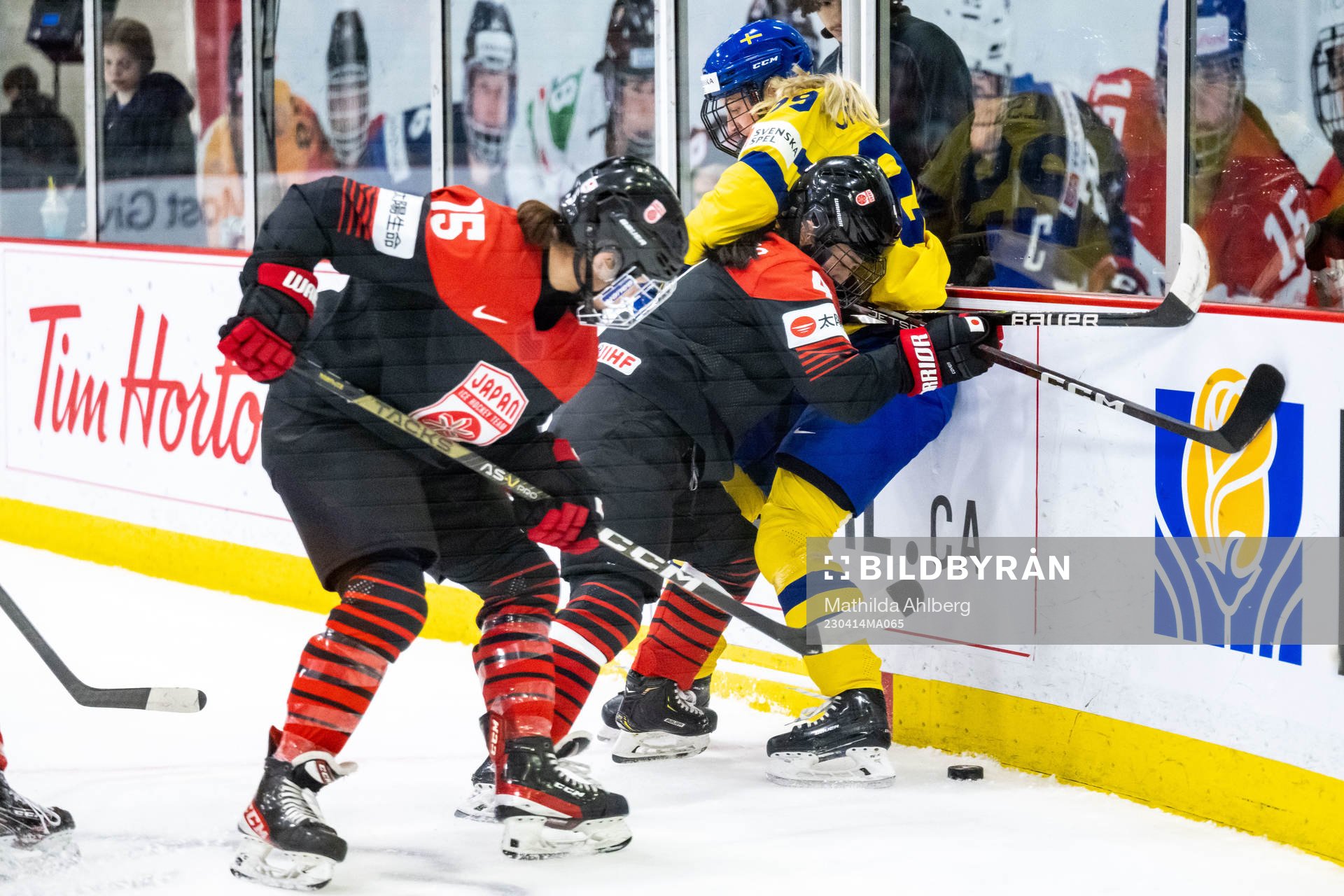 Ayaka Hitosato of Japan and Olivia Carlsson of Sweden