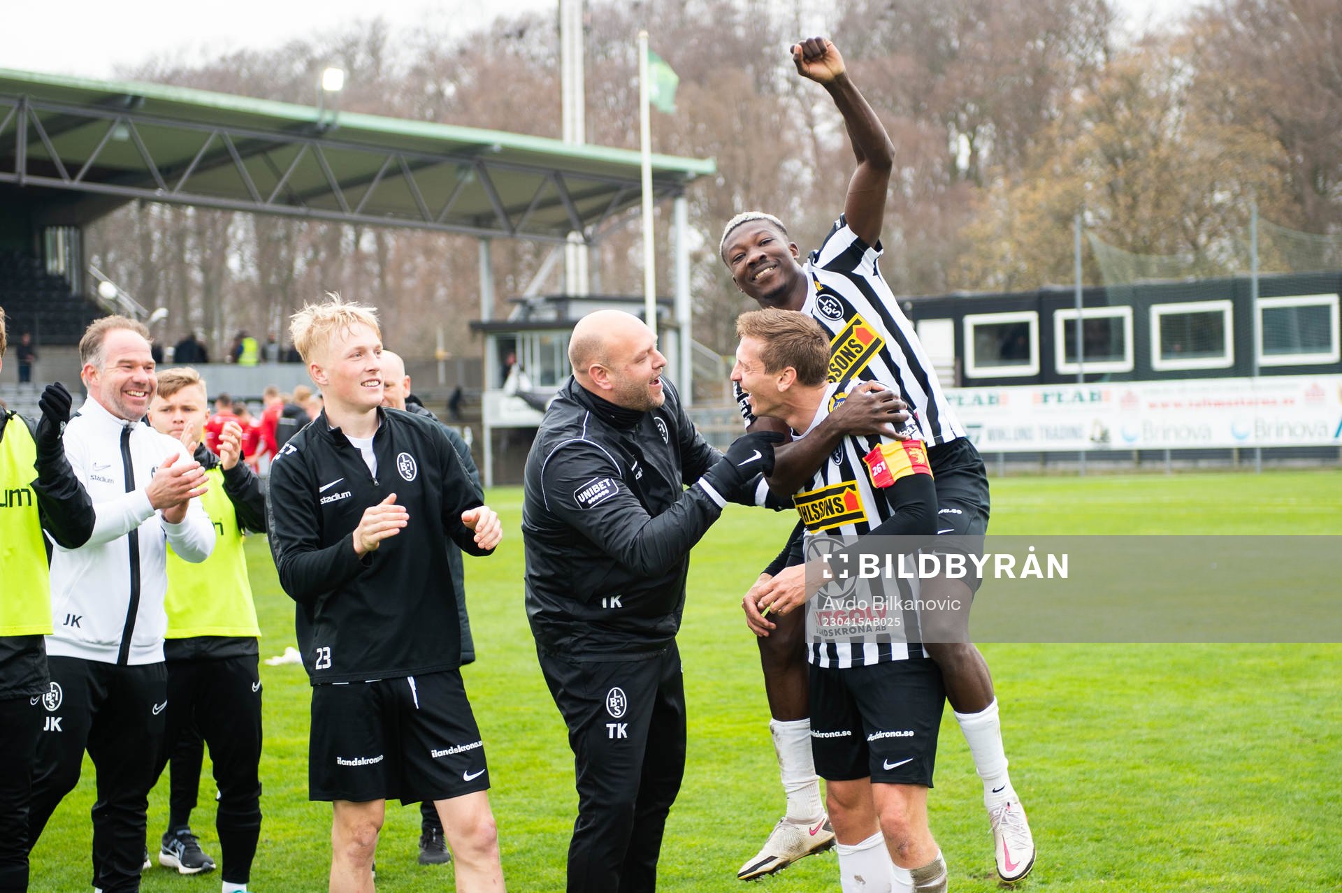 Landskronas Ousmane Diawara och Philip Andersson jublar efter slutsignalen under fotbollsmatchen i Superettan mellan Landskrona och Skövde AIK den 15 april 2023 i Landskrona.