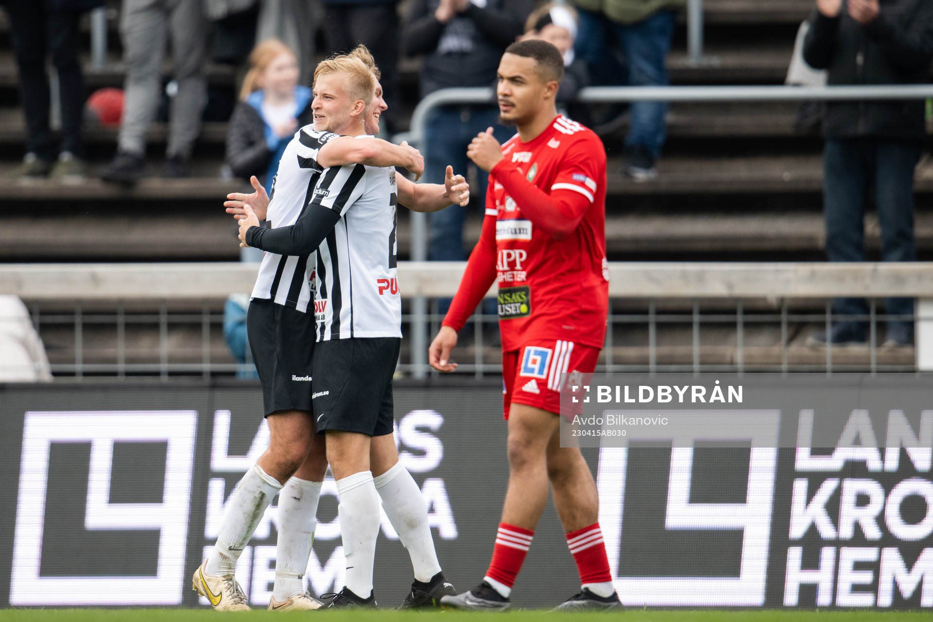Landskronas Melker Jonsson och Johan Rapp jublar medan en