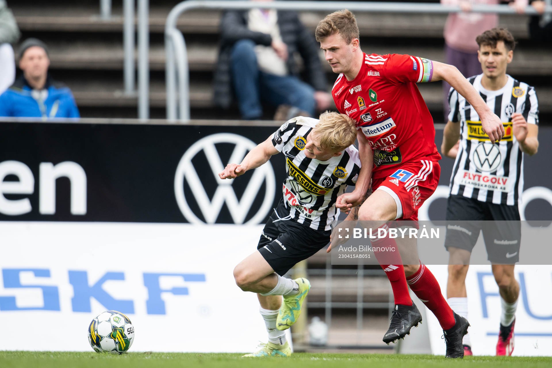Landskronas Melker Widell i kamp mot Skövde AIKs Filip