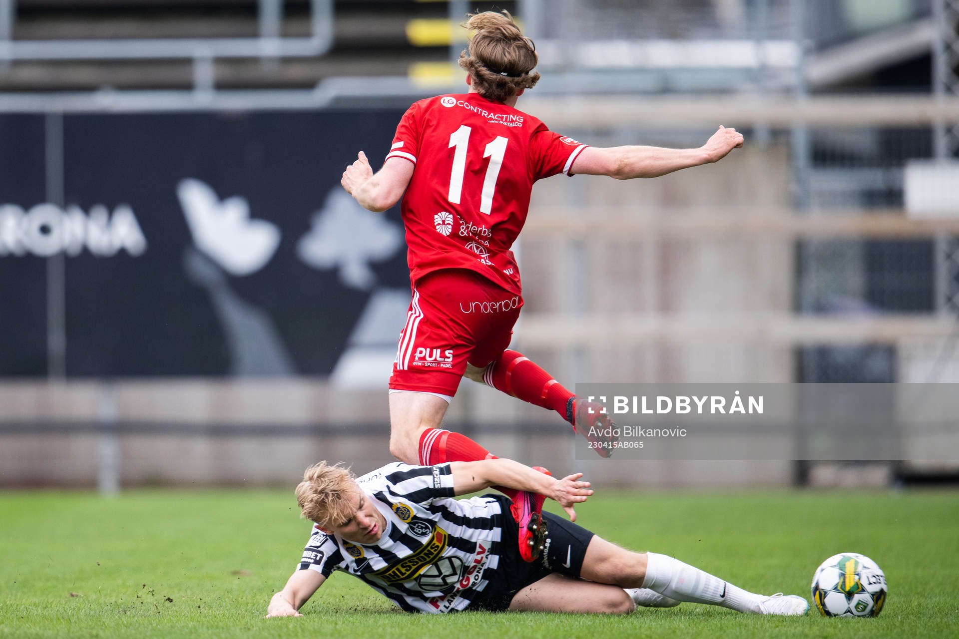 Landskronas Edvin Dahlqvist rensar framför Skövde AIKs