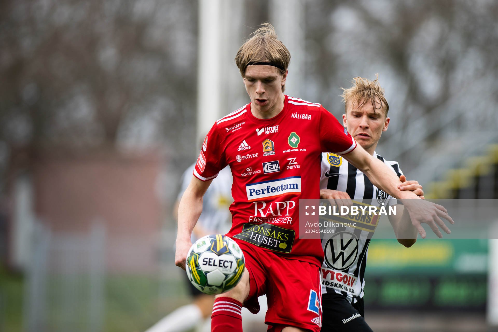 Landskronas Edvin Dahlqvist och Skövde AIKs David Frisk under fotbollsmatchen i Superettan mellan Landskrona och Skövde AIK den 15 april 2023 i Landskrona.