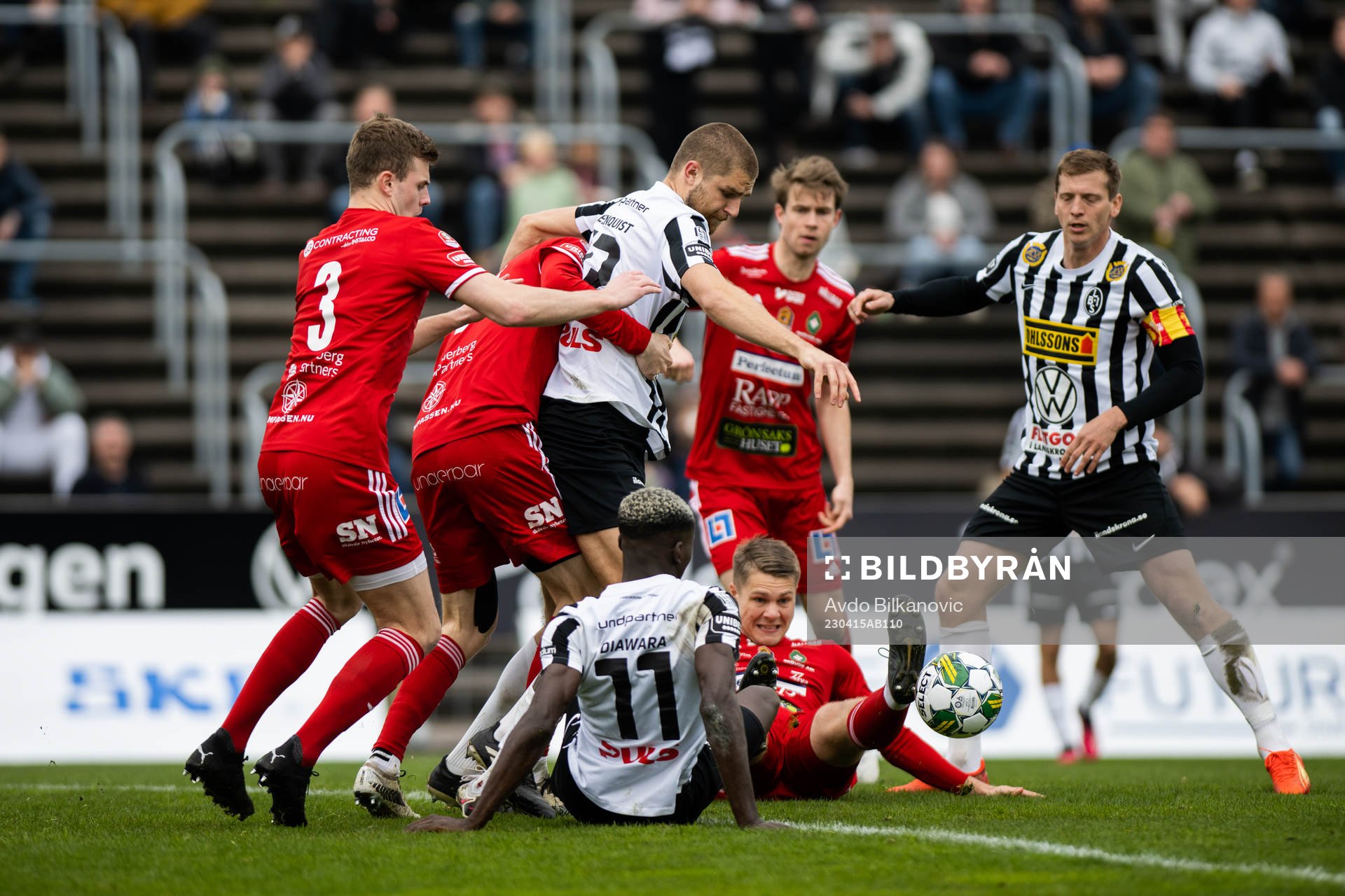 Landskronas Erik Hedenquist och Ousmane Diawara i kamp mot