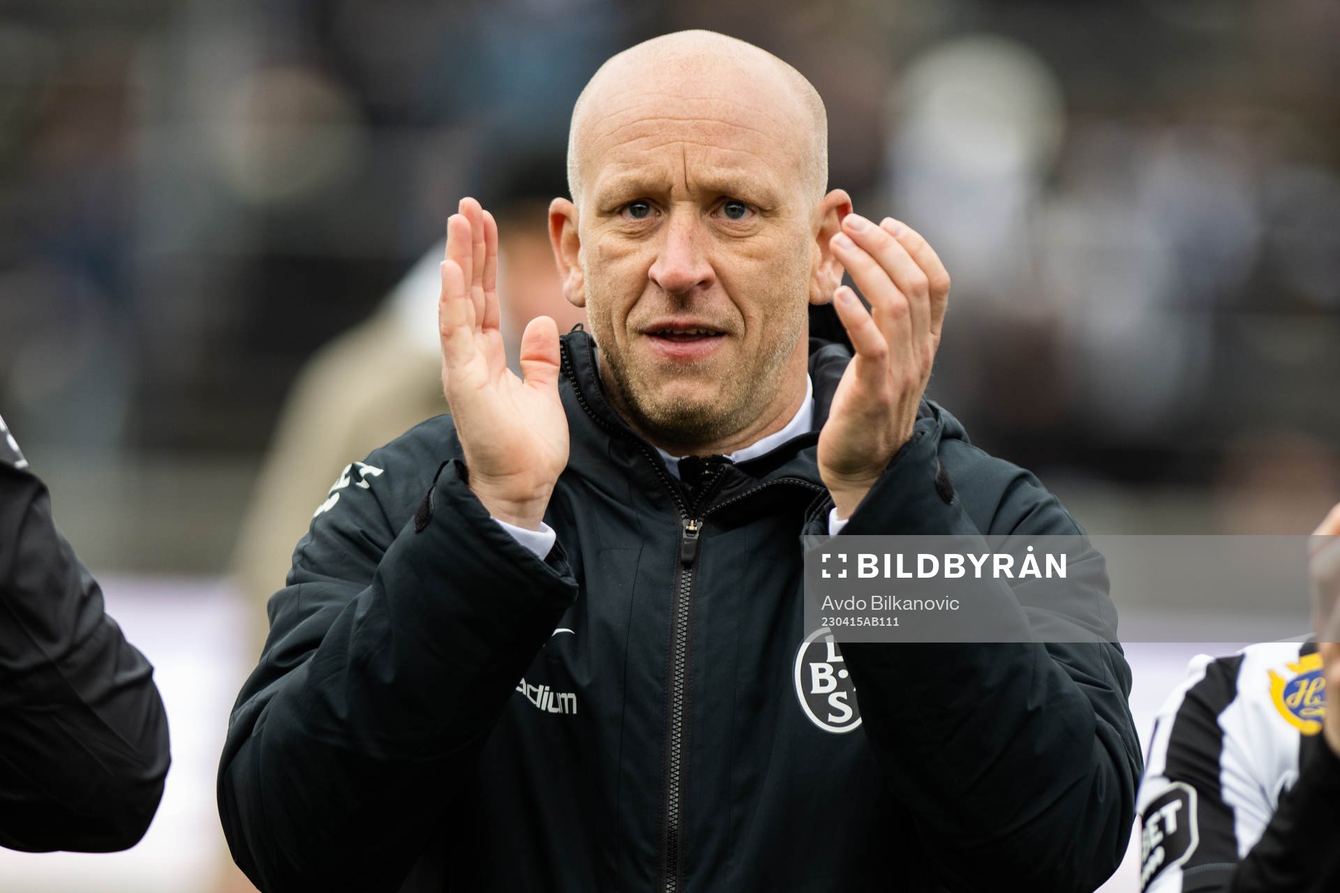 Landskronas tränare Billy Magnusson jublar efter slutsignalen under fotbollsmatchen i Superettan mellan Landskrona och Skövde AIK den 15 april 2023 i Landskrona. 