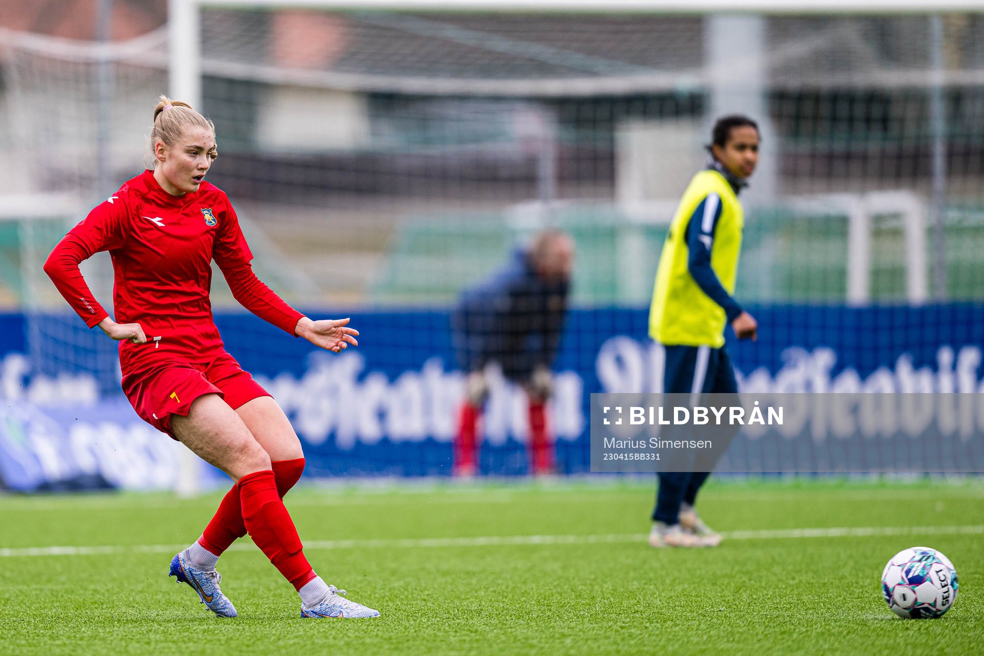Oline Brekke Fuglem of Røa warms up