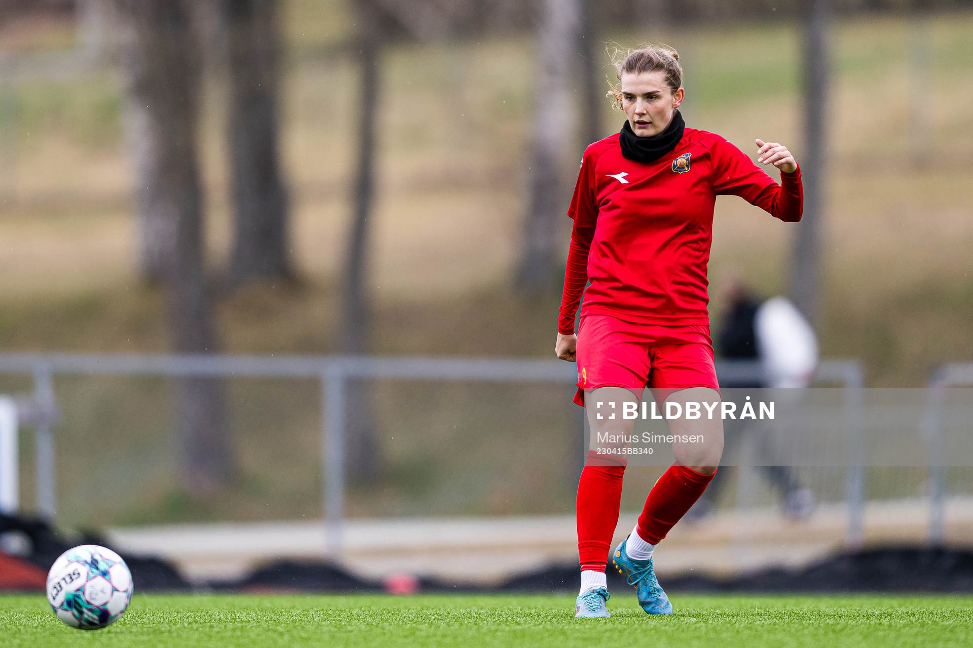 Julie Elise Hoff Klæboe of Røa warms up