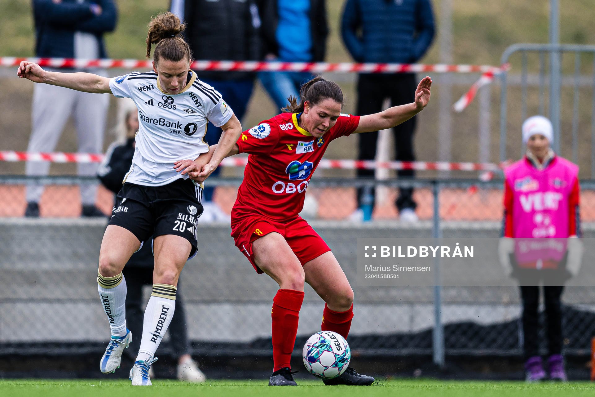 Synne Skinnes Hansen of Rosenborg and Solveig Engås of Røa