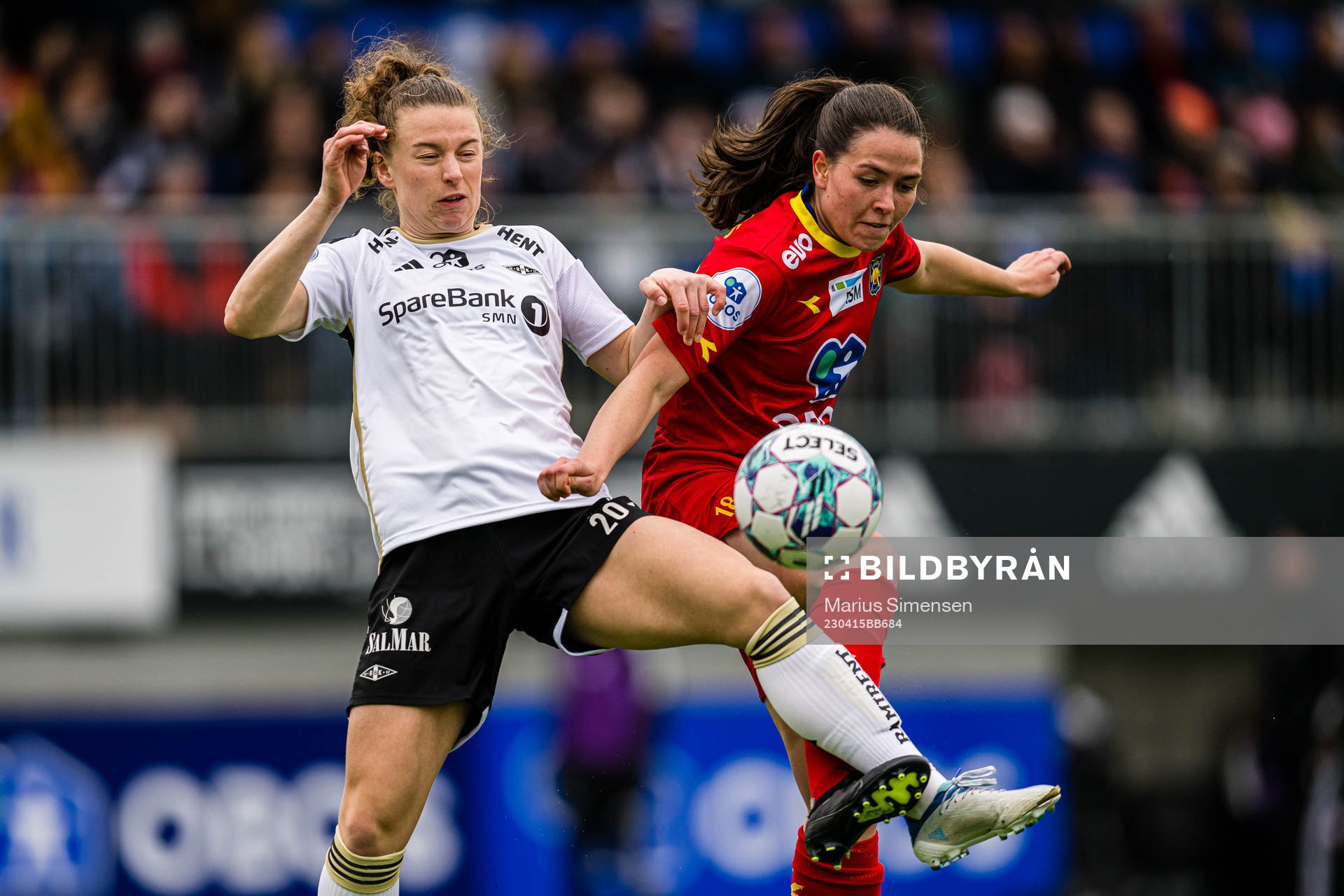 Synne Skinnes Hansen of Rosenborg and Solveig Engås of Røa