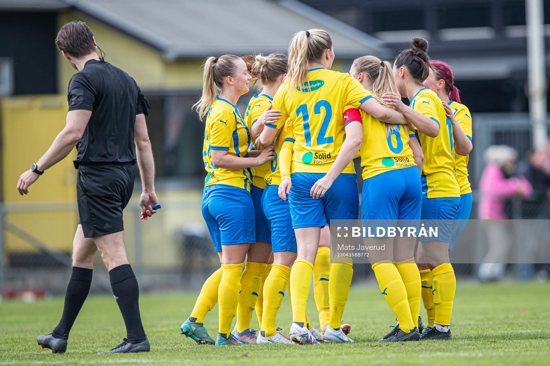 Eskilsminnes Alma Bertilsson jublar med lagkamrater eftert