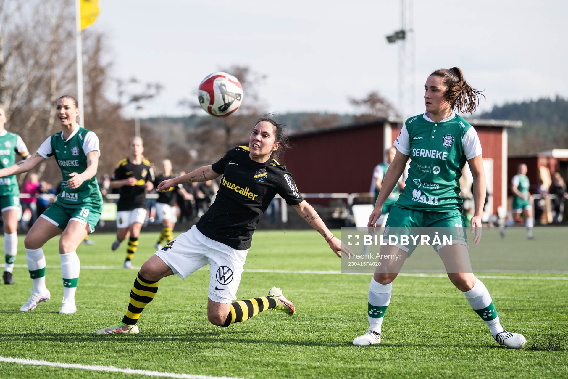 AIKs Michelle Rojas Flores och Alingsås Anna Scavo