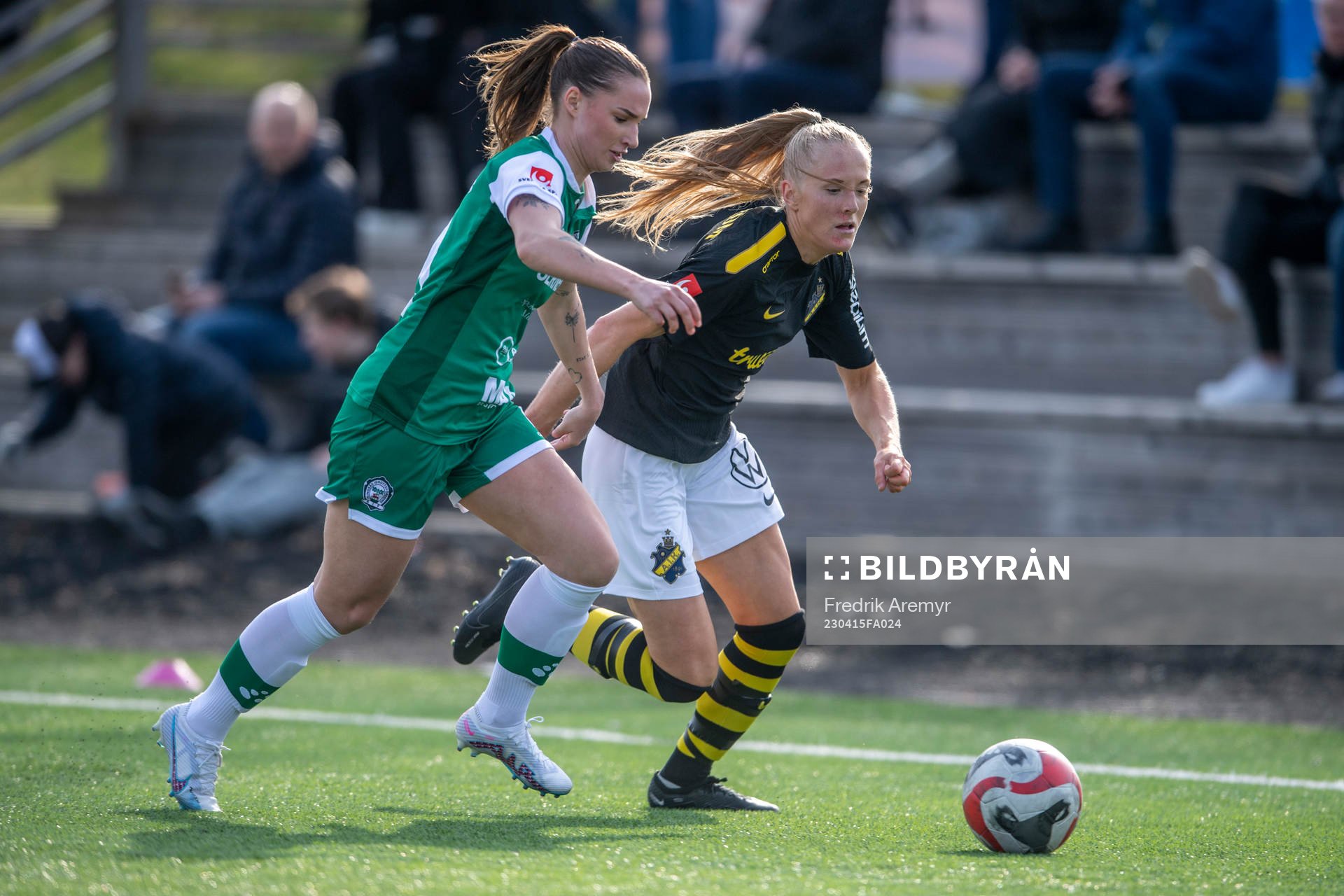 Alingsås Ebba Ranieli  och AIKs Moa Sjöström