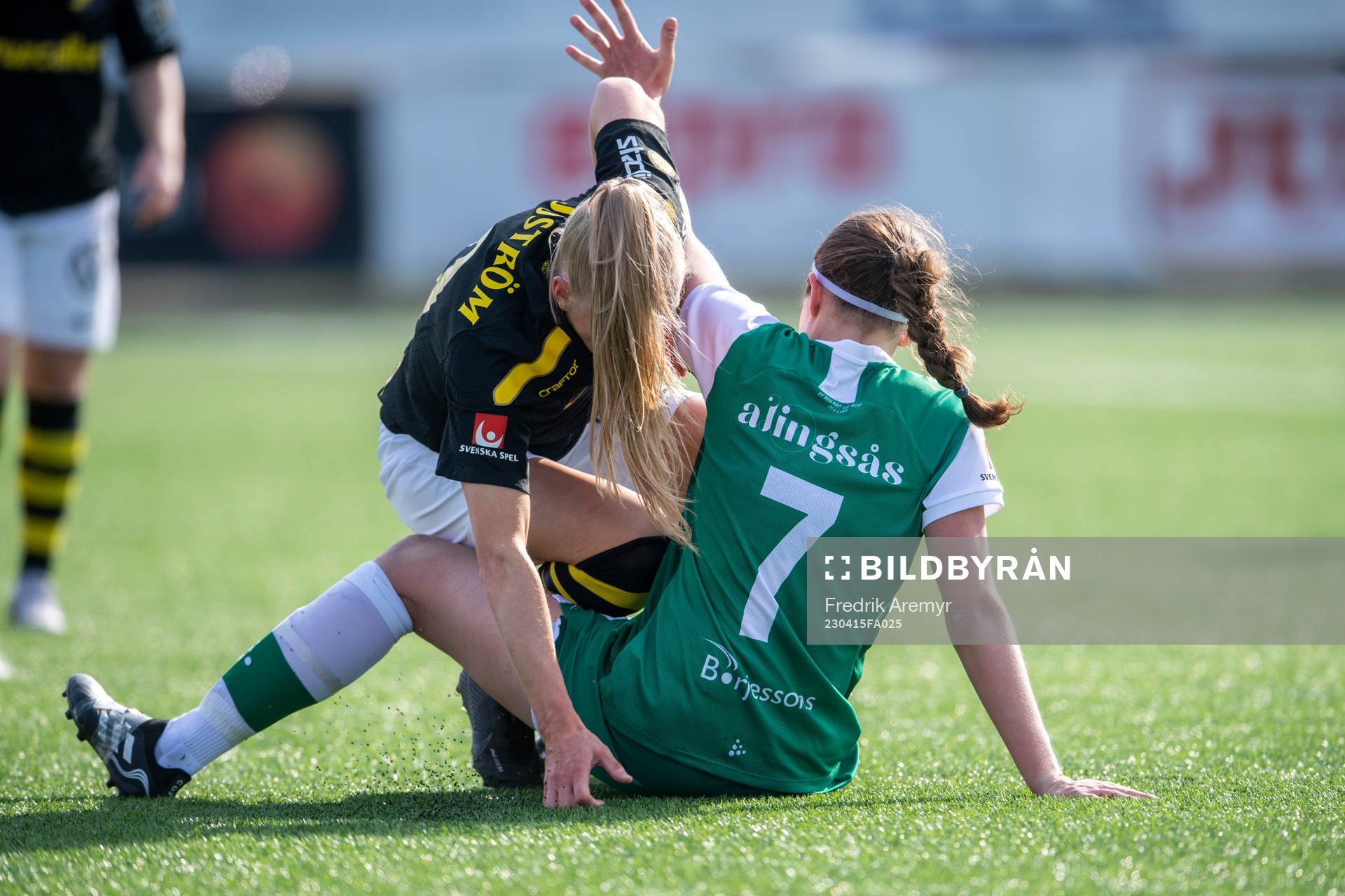 AIKs Moa Sjöström och Alingsås Tove Lorén under fotbollsmatchen i Elitettan mellan Alingsås och AIK den 15 april 2023 i Alingsås. 