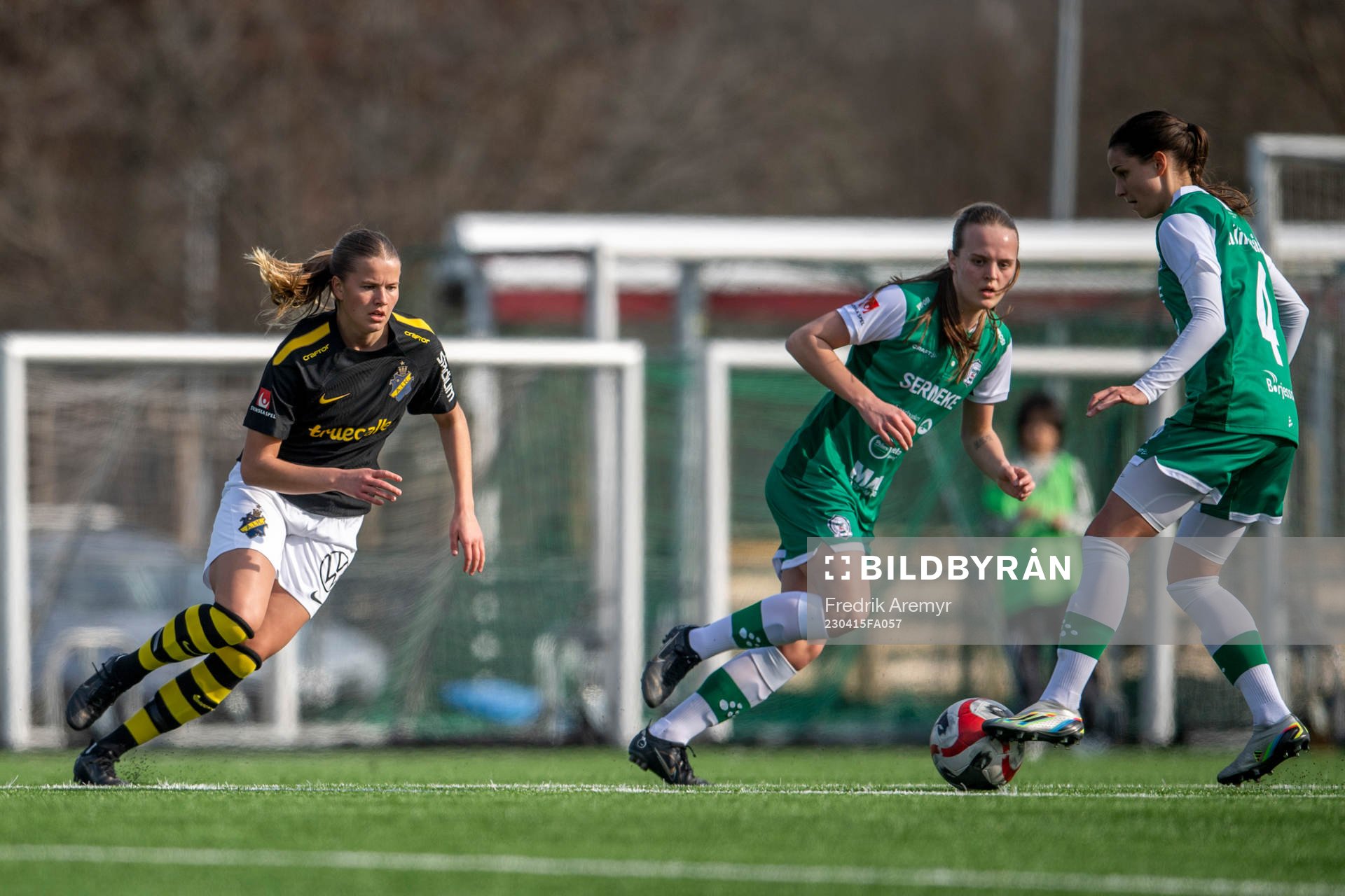 AIKs Sara Frigren , Alingsås Alma Öberg och Alexandra