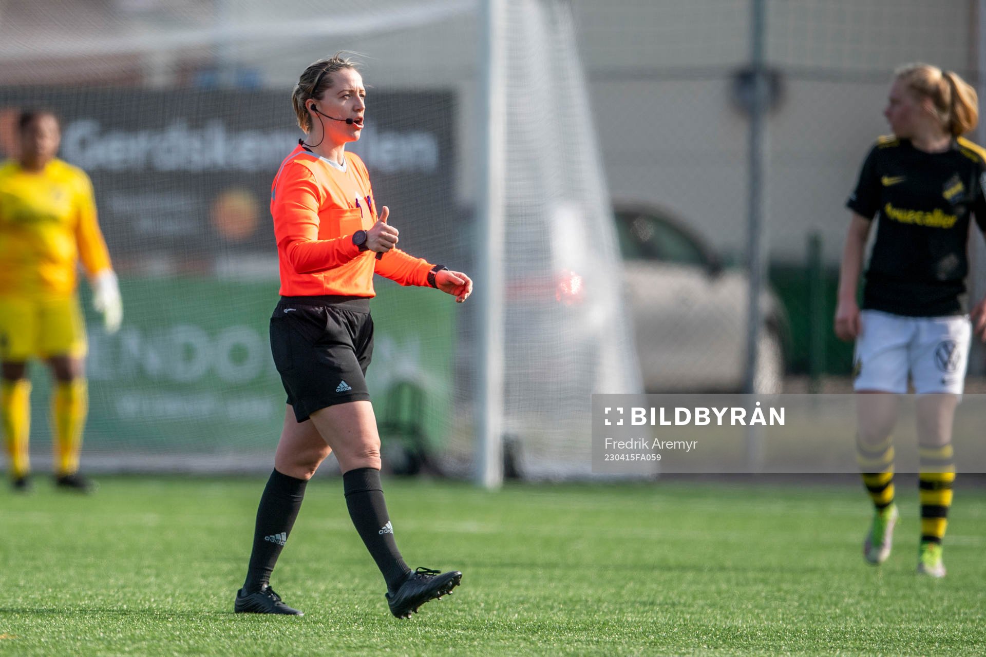 Domare Cecilia Ekwall under fotbollsmatchen i Elitettan mellan Alingsås och AIK den 15 april 2023 i Alingsås. 