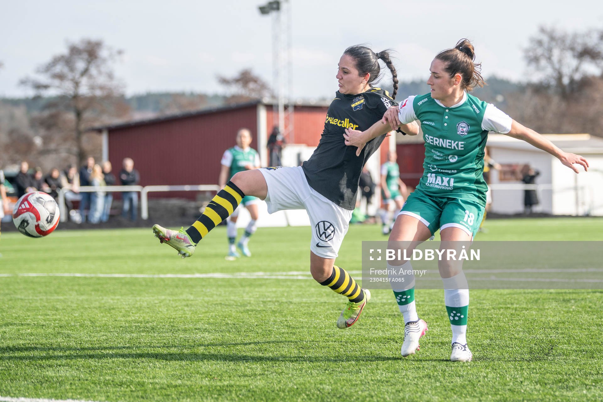 AIKs Michelle Rojas Flores och Alingsås Anna Scavo