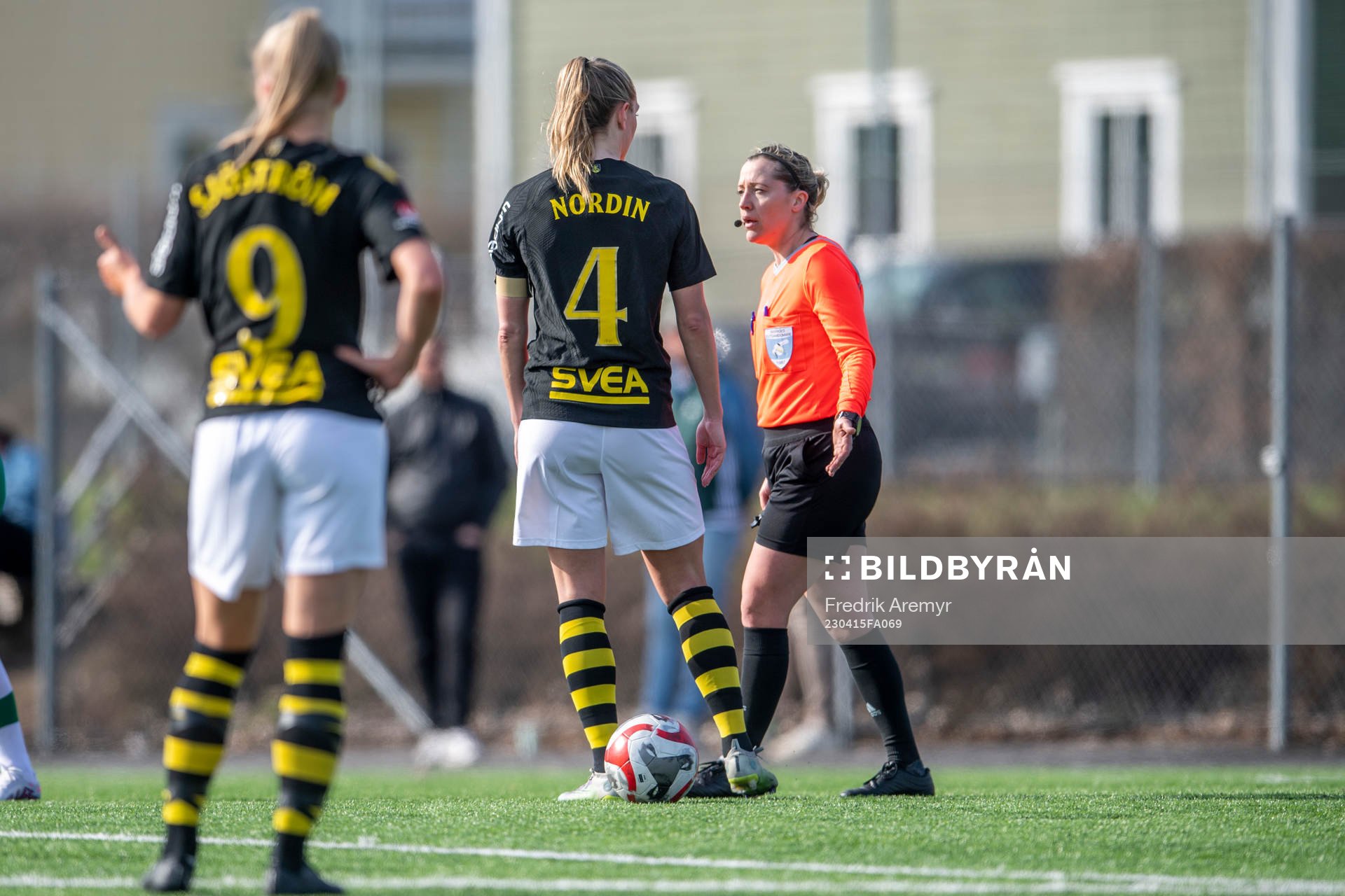 AIKs Jennie Nordin i diskussion med Domare Cecilia Ekwall