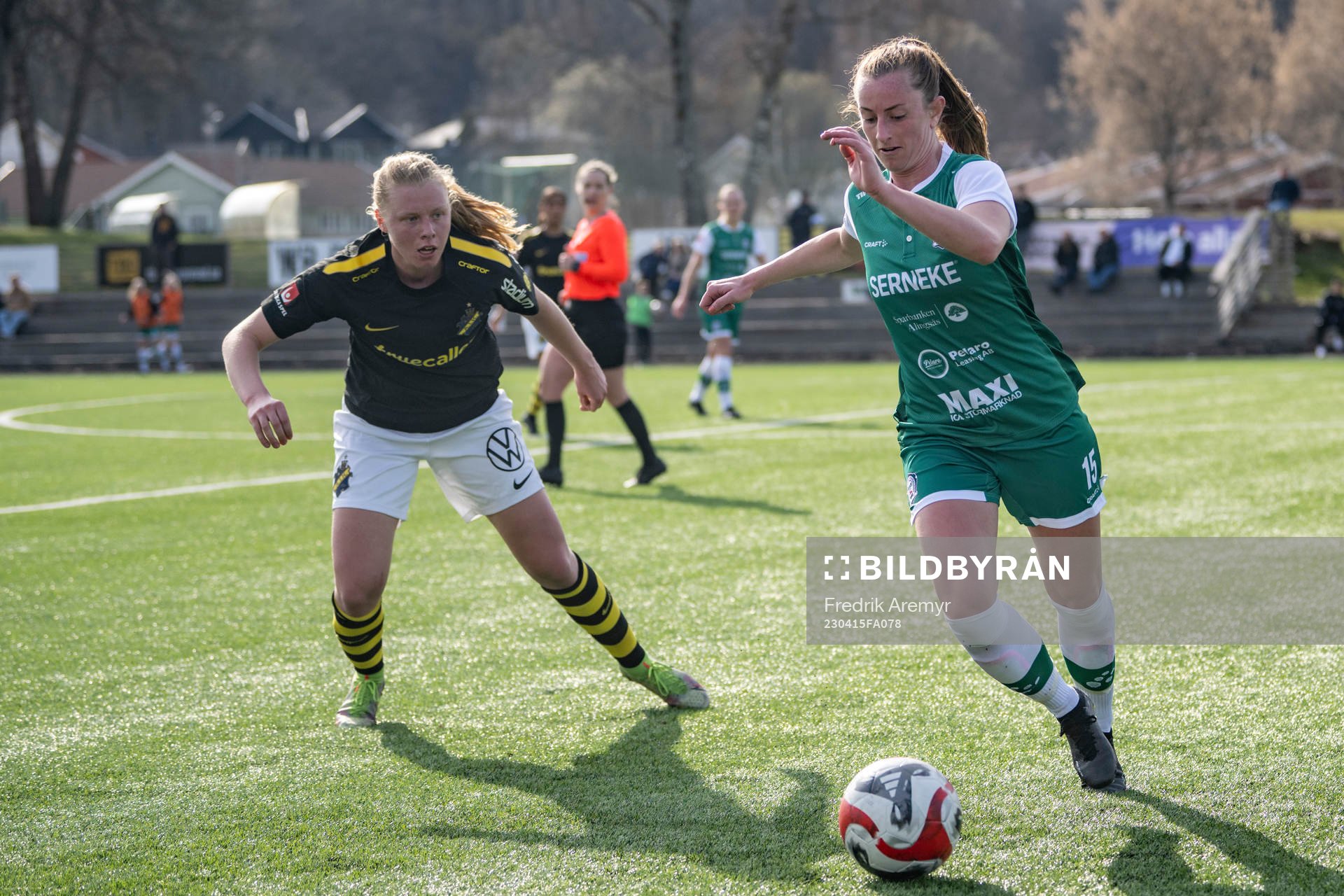 AIKs Sofia Parkner och Alingsås Olivia Sultán under fotbollsmatchen i Elitettan mellan Alingsås och AIK den 15 april 2023 i Alingsås. 